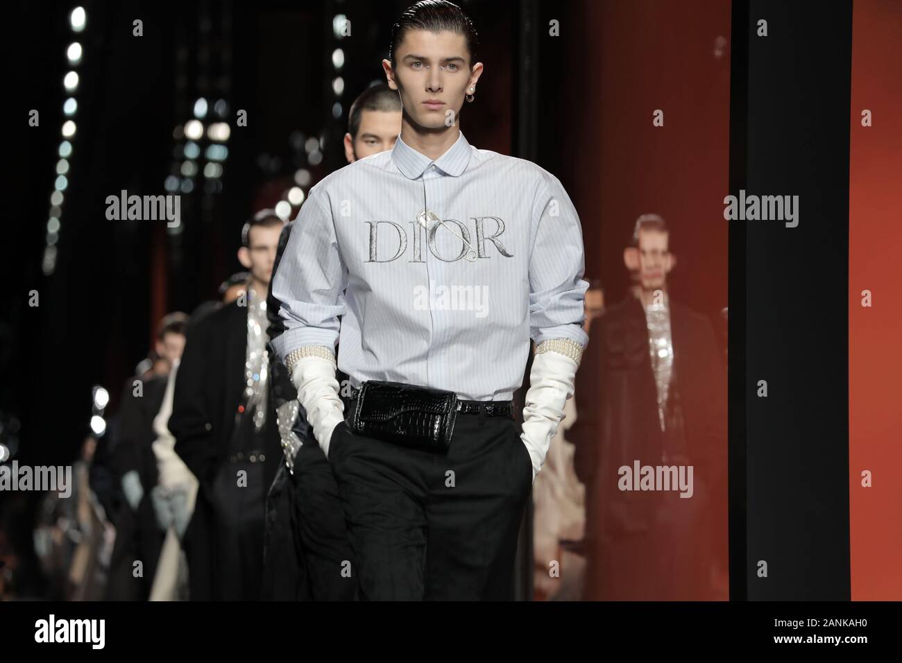 Paris, France. 17 Jan, 2020. Un modèle tient à la passerelle pendant l'exposé de Dior Homme dans le cadre de la collection Automne-Hiver 2020-2021 collections de mode à Paris le vendredi 17 janvier 2020. Photo par Eco Clement/UPI UPI : Crédit/Alamy Live News Banque D'Images