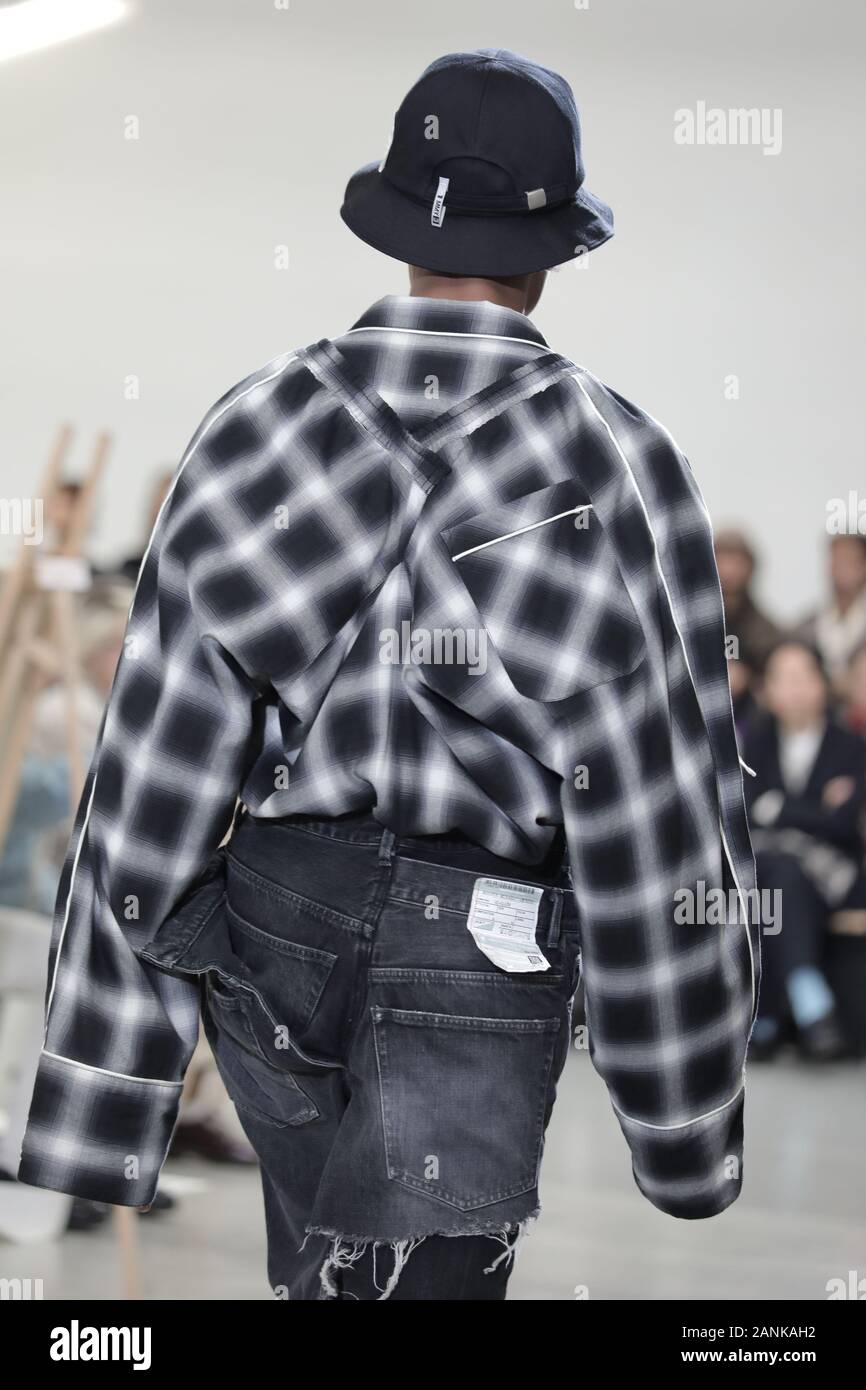 Paris, France. 17 Jan, 2020. Un modèle tient à la passerelle pendant l'exposé de Maison Yasuhiro Mihara dans le cadre de la collection Automne-Hiver 2020-2021 collections de mode à Paris le vendredi 17 janvier 2020. Photo par Eco Clement/UPI UPI : Crédit/Alamy Live News Banque D'Images