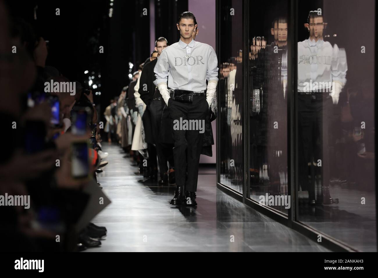 Paris, France. 17 Jan, 2020. Un modèle tient à la passerelle pendant l'exposé de Dior Homme dans le cadre de la collection Automne-Hiver 2020-2021 collections de mode à Paris le vendredi 17 janvier 2020. Photo par Eco Clement/UPI UPI : Crédit/Alamy Live News Banque D'Images