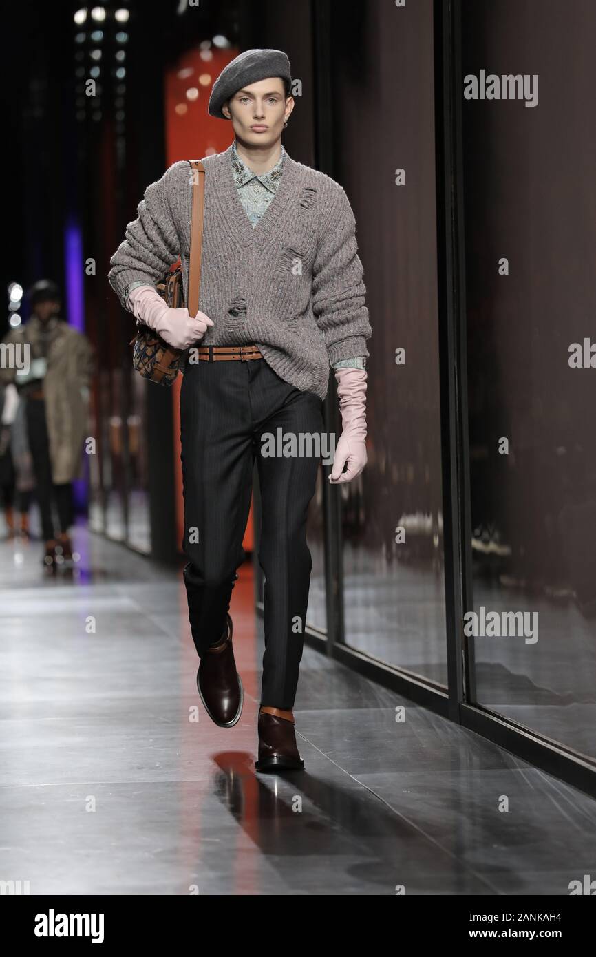 Paris, France. 17 Jan, 2020. Un modèle tient à la passerelle pendant l'exposé de Dior Homme dans le cadre de la collection Automne-Hiver 2020-2021 collections de mode à Paris le vendredi 17 janvier 2020. Photo par Eco Clement/UPI UPI : Crédit/Alamy Live News Banque D'Images