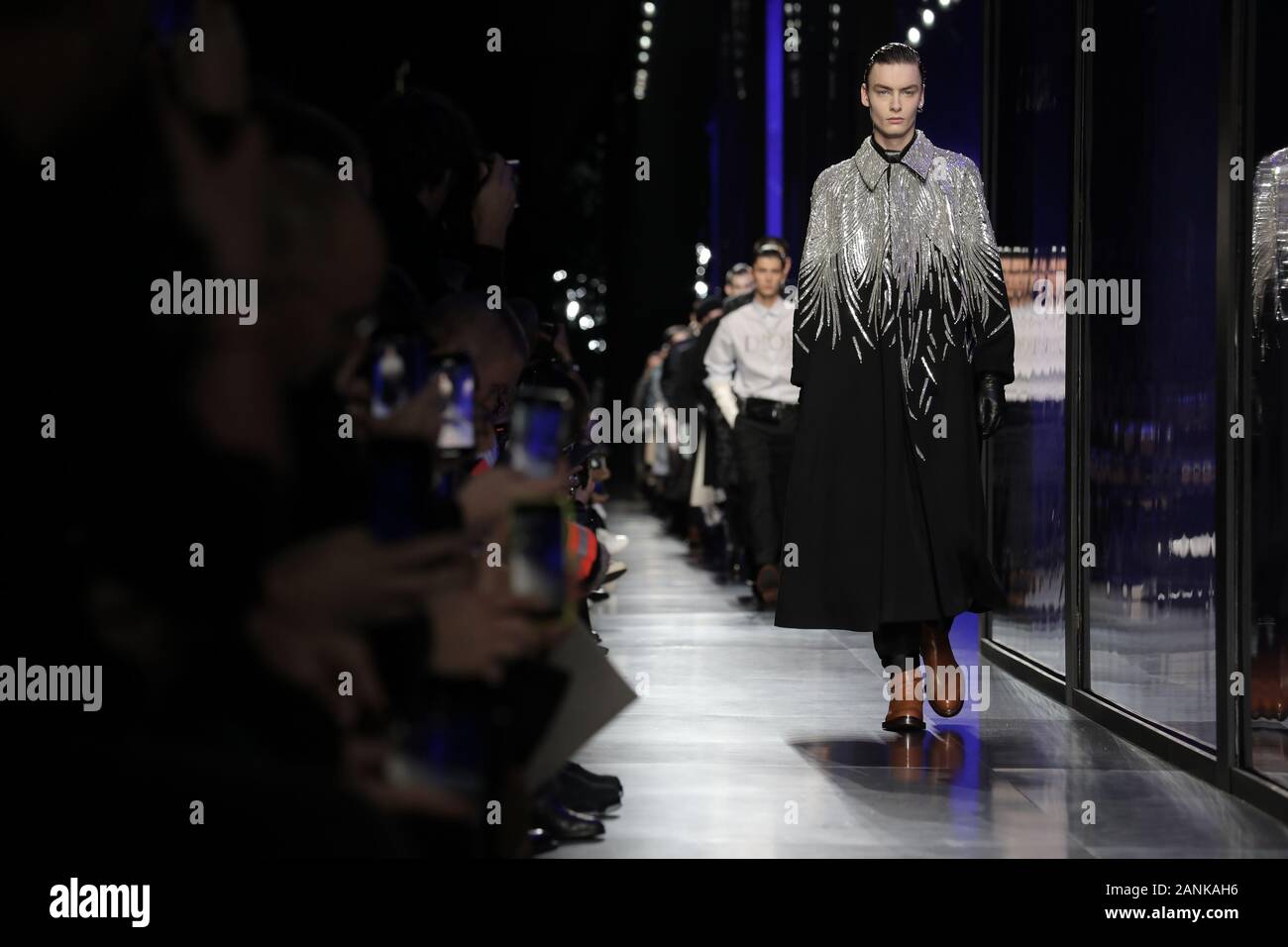Paris, France. 17 Jan, 2020. Un modèle tient à la passerelle pendant l'exposé de Dior Homme dans le cadre de la collection Automne-Hiver 2020-2021 collections de mode à Paris le vendredi 17 janvier 2020. Photo par Eco Clement/UPI UPI : Crédit/Alamy Live News Banque D'Images