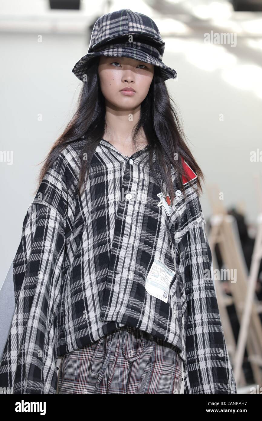Paris, France. 17 Jan, 2020. Un modèle tient à la passerelle pendant l'exposé de Maison Yasuhiro Mihara dans le cadre de la collection Automne-Hiver 2020-2021 collections de mode à Paris le vendredi 17 janvier 2020. Photo par Eco Clement/UPI UPI : Crédit/Alamy Live News Banque D'Images