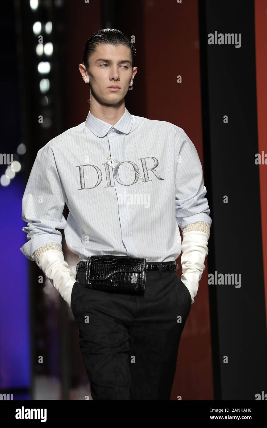Paris, France. 17 Jan, 2020. Un modèle tient à la passerelle pendant l'exposé de Dior Homme dans le cadre de la collection Automne-Hiver 2020-2021 collections de mode à Paris le vendredi 17 janvier 2020. Photo par Eco Clement/UPI UPI : Crédit/Alamy Live News Banque D'Images