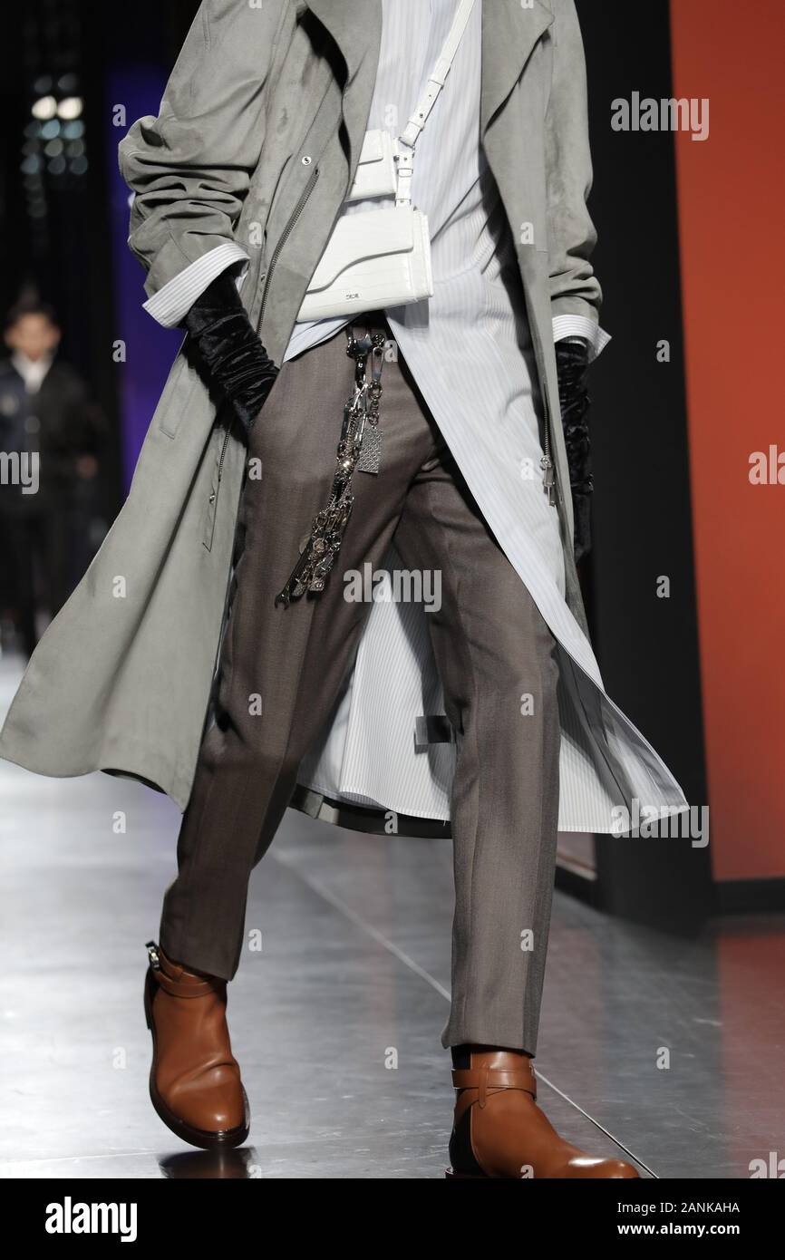 Paris, France. 17 Jan, 2020. Un modèle tient à la passerelle pendant l'exposé de Dior Homme dans le cadre de la collection Automne-Hiver 2020-2021 collections de mode à Paris le vendredi 17 janvier 2020. Photo par Eco Clement/UPI UPI : Crédit/Alamy Live News Banque D'Images