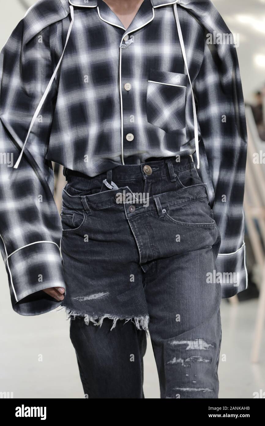 Paris, France. 17 Jan, 2020. Un modèle tient à la passerelle pendant l'exposé de Maison Yasuhiro Mihara dans le cadre de la collection Automne-Hiver 2020-2021 collections de mode à Paris le vendredi 17 janvier 2020. Photo par Eco Clement/UPI UPI : Crédit/Alamy Live News Banque D'Images