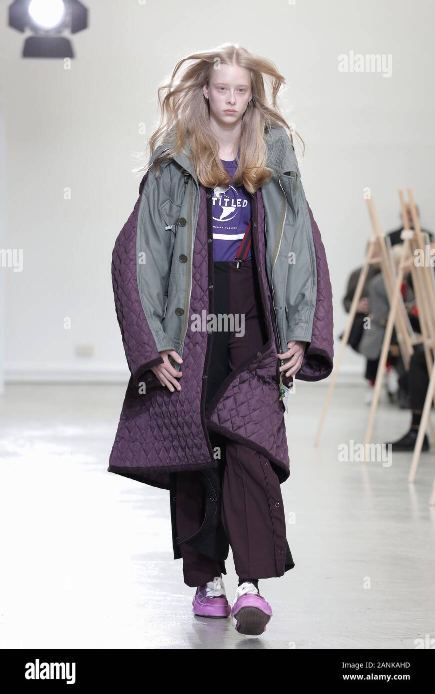 Paris, France. 17 Jan, 2020. Un modèle tient à la passerelle pendant l'exposé de Maison Yasuhiro Mihara dans le cadre de la collection Automne-Hiver 2020-2021 collections de mode à Paris le vendredi 17 janvier 2020. Photo par Eco Clement/UPI UPI : Crédit/Alamy Live News Banque D'Images