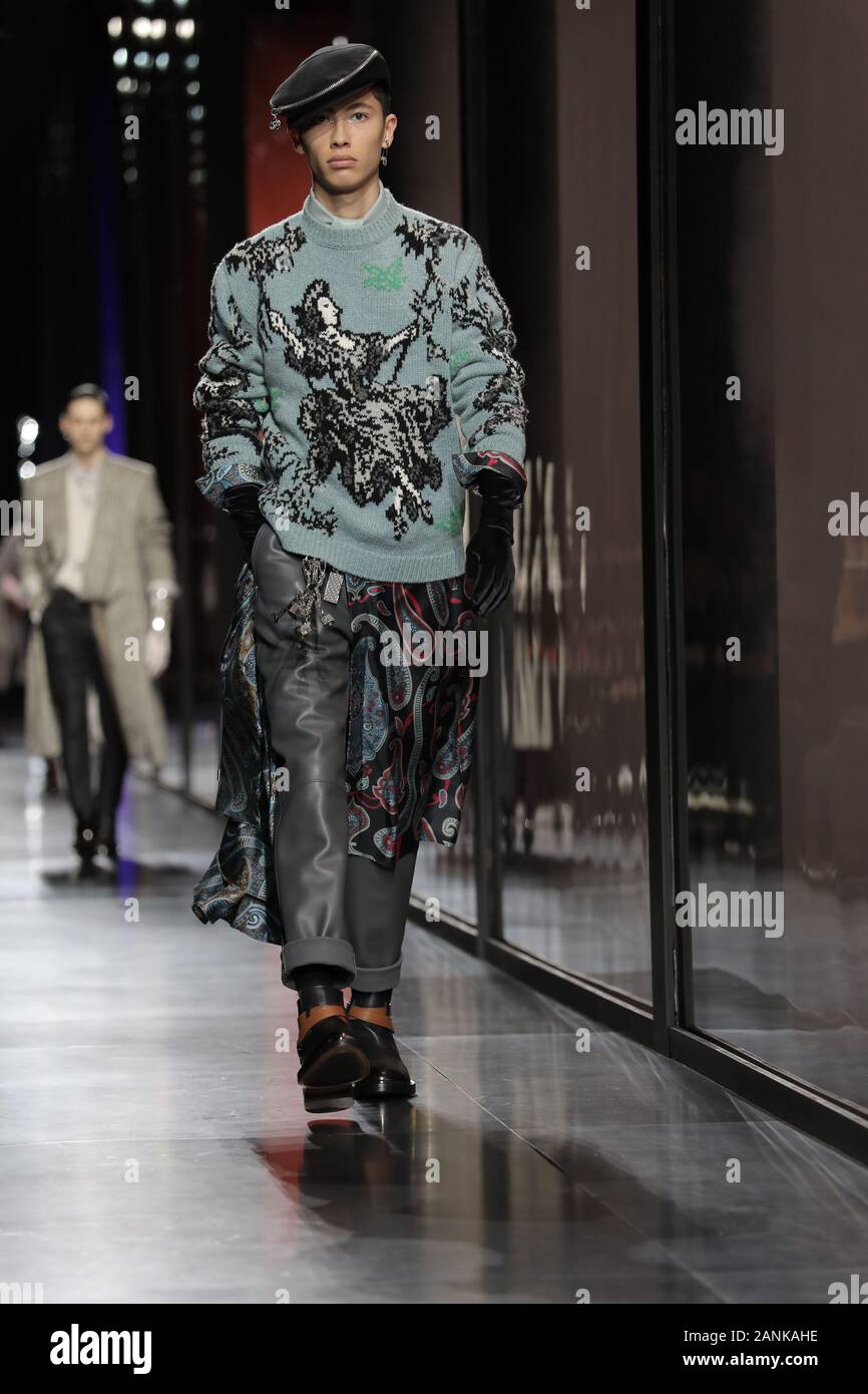 Paris, France. 17 Jan, 2020. Un modèle tient à la passerelle pendant l'exposé de Dior Homme dans le cadre de la collection Automne-Hiver 2020-2021 collections de mode à Paris le vendredi 17 janvier 2020. Photo par Eco Clement/UPI UPI : Crédit/Alamy Live News Banque D'Images