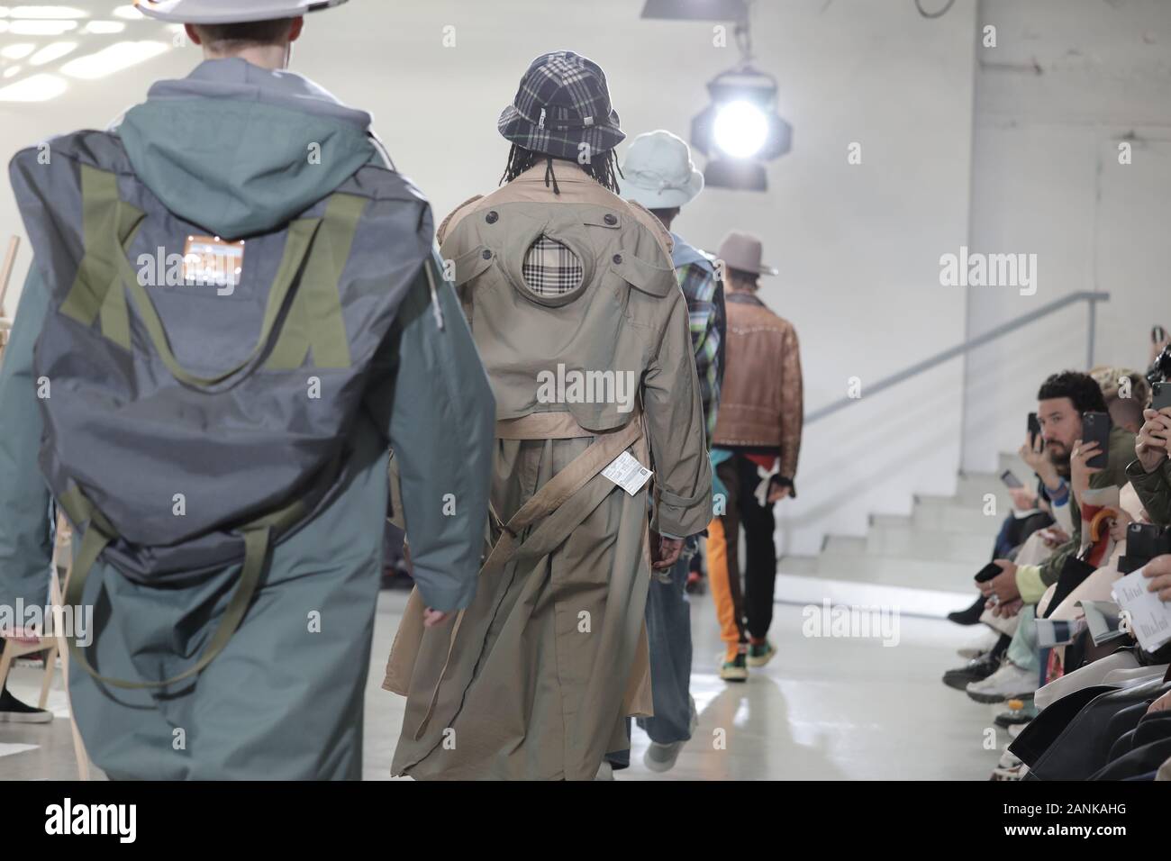 Paris, France. 17 Jan, 2020. Un modèle tient à la passerelle pendant l'exposé de Maison Yasuhiro Mihara dans le cadre de la collection Automne-Hiver 2020-2021 collections de mode à Paris le vendredi 17 janvier 2020. Photo par Eco Clement/UPI UPI : Crédit/Alamy Live News Banque D'Images