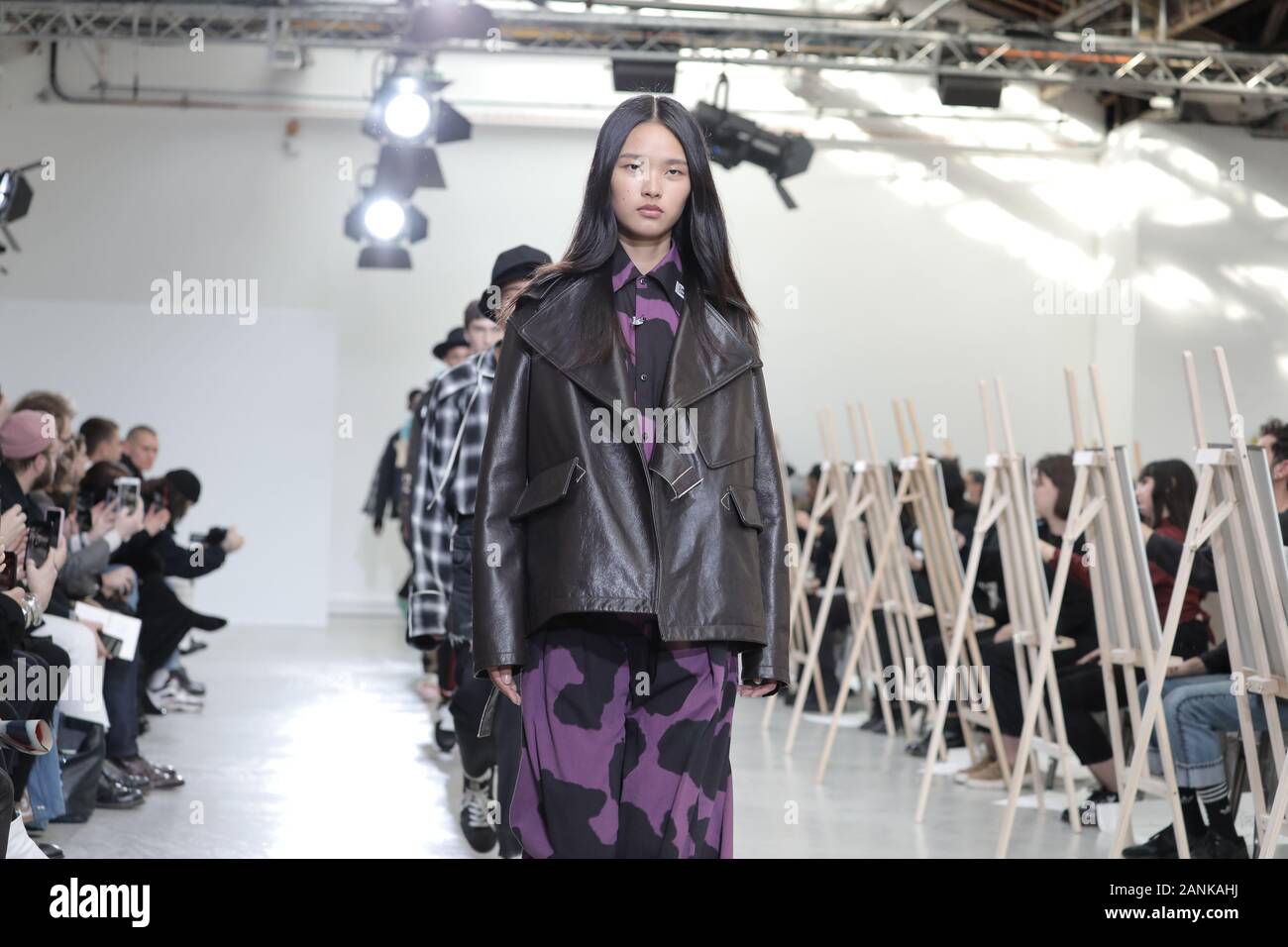 Paris, France. 17 Jan, 2020. Un modèle tient à la passerelle pendant l'exposé de Maison Yasuhiro Mihara dans le cadre de la collection Automne-Hiver 2020-2021 collections de mode à Paris le vendredi 17 janvier 2020. Photo par Eco Clement/UPI UPI : Crédit/Alamy Live News Banque D'Images