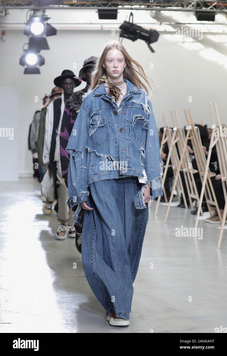 Paris, France. 17 Jan, 2020. Un modèle tient à la passerelle pendant l'exposé de Maison Yasuhiro Mihara dans le cadre de la collection Automne-Hiver 2020-2021 collections de mode à Paris le vendredi 17 janvier 2020. Photo par Eco Clement/UPI UPI : Crédit/Alamy Live News Banque D'Images
