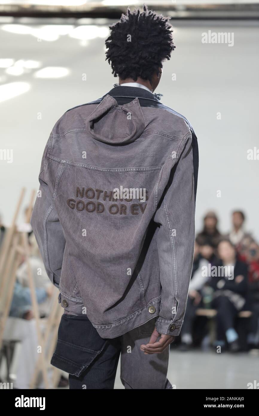 Paris, France. 17 Jan, 2020. Un modèle tient à la passerelle pendant l'exposé de Maison Yasuhiro Mihara dans le cadre de la collection Automne-Hiver 2020-2021 collections de mode à Paris le vendredi 17 janvier 2020. Photo par Eco Clement/UPI UPI : Crédit/Alamy Live News Banque D'Images