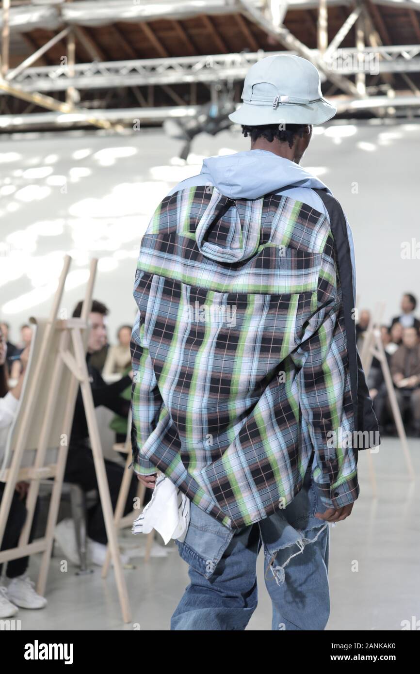 Paris, France. 17 Jan, 2020. Un modèle tient à la passerelle pendant l'exposé de Maison Yasuhiro Mihara dans le cadre de la collection Automne-Hiver 2020-2021 collections de mode à Paris le vendredi 17 janvier 2020. Photo par Eco Clement/UPI UPI : Crédit/Alamy Live News Banque D'Images