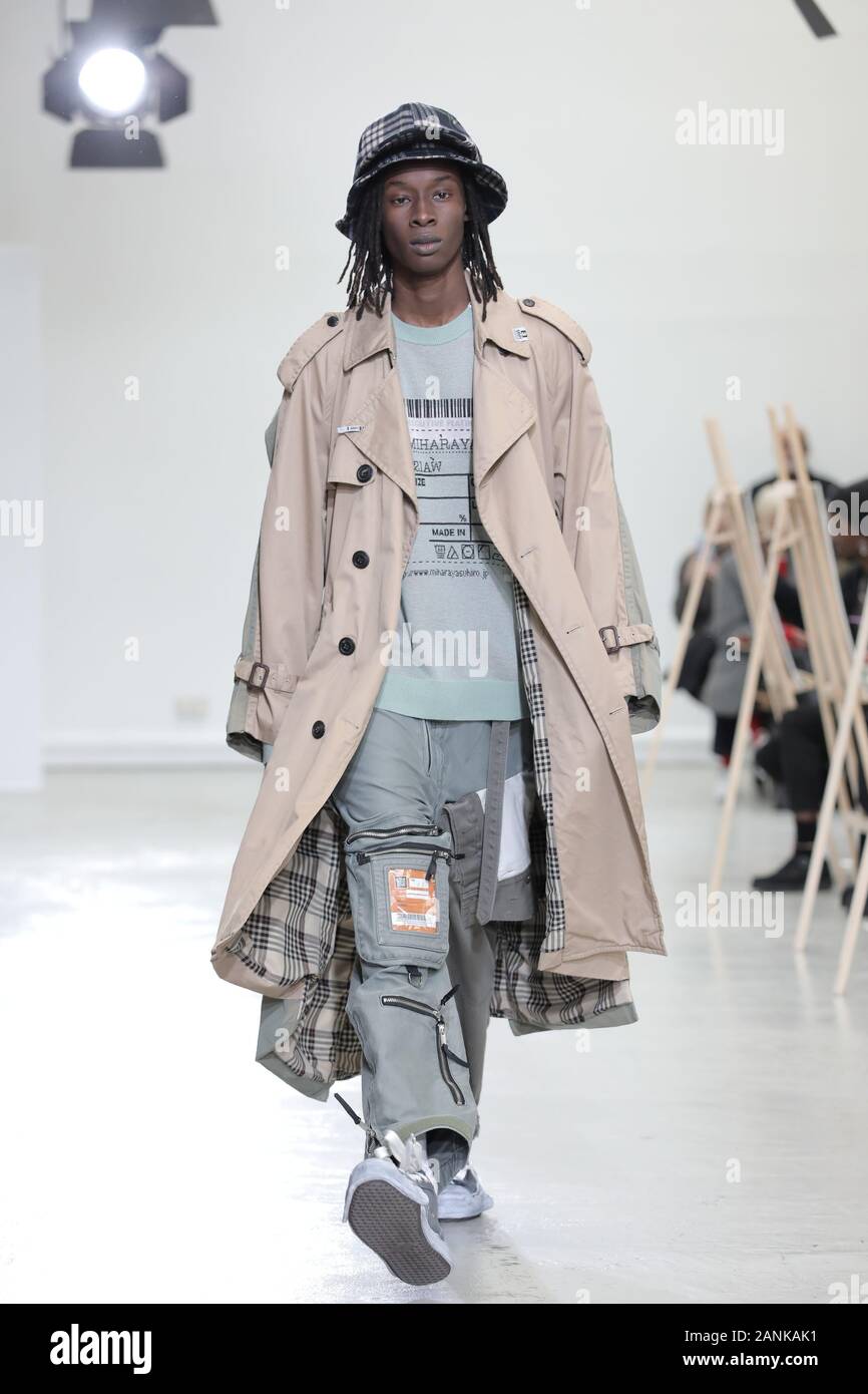Paris, France. 17 Jan, 2020. Un modèle tient à la passerelle pendant l'exposé de Maison Yasuhiro Mihara dans le cadre de la collection Automne-Hiver 2020-2021 collections de mode à Paris le vendredi 17 janvier 2020. Photo par Eco Clement/UPI UPI : Crédit/Alamy Live News Banque D'Images