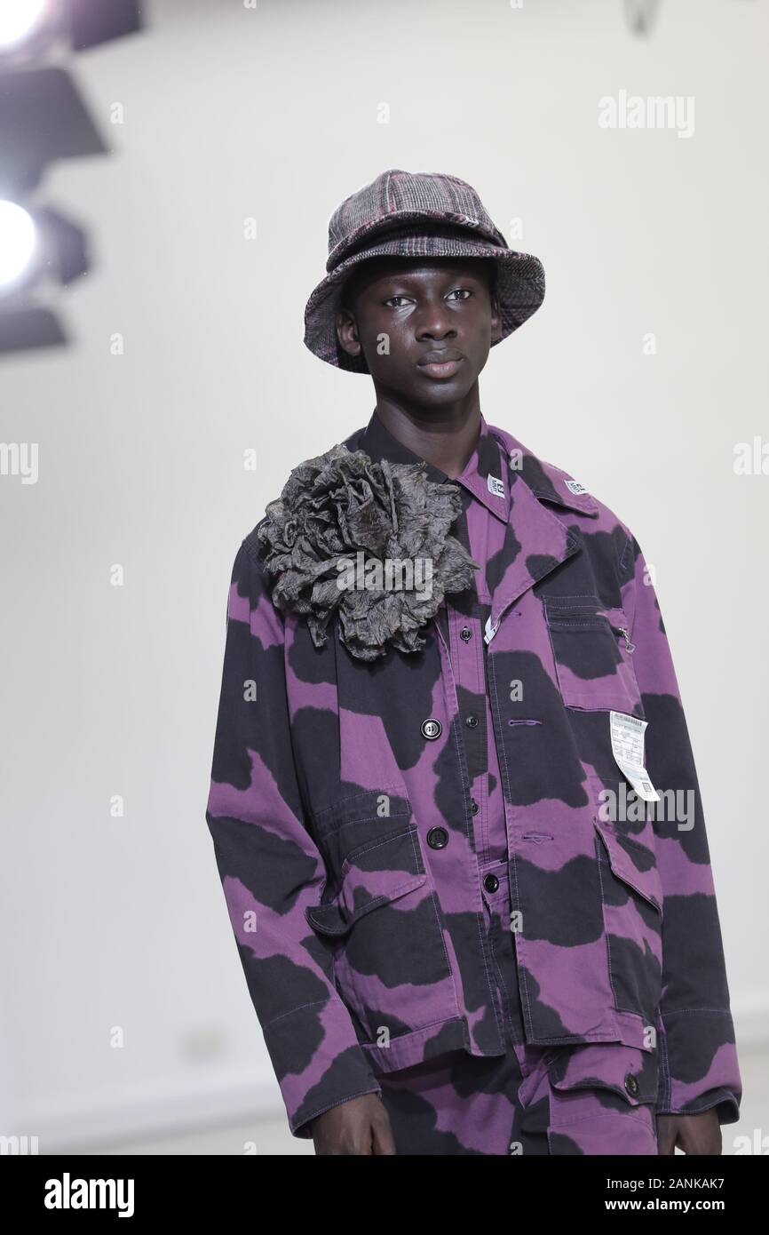 Paris, France. 17 Jan, 2020. Un modèle tient à la passerelle pendant l'exposé de Maison Yasuhiro Mihara dans le cadre de la collection Automne-Hiver 2020-2021 collections de mode à Paris le vendredi 17 janvier 2020. Photo par Eco Clement/UPI UPI : Crédit/Alamy Live News Banque D'Images