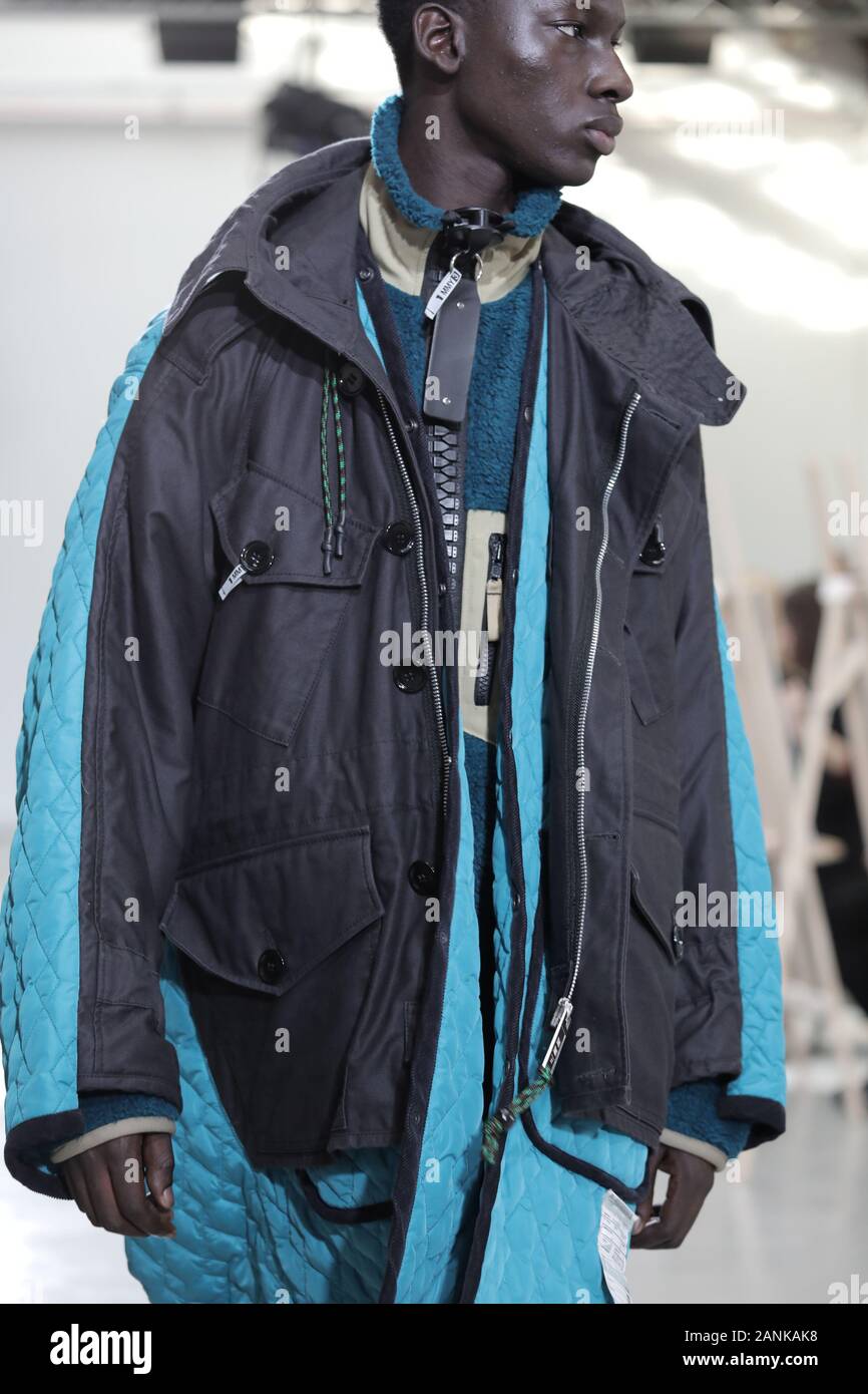 Paris, France. 17 Jan, 2020. Un modèle tient à la passerelle pendant l'exposé de Maison Yasuhiro Mihara dans le cadre de la collection Automne-Hiver 2020-2021 collections de mode à Paris le vendredi 17 janvier 2020. Photo par Eco Clement/UPI UPI : Crédit/Alamy Live News Banque D'Images