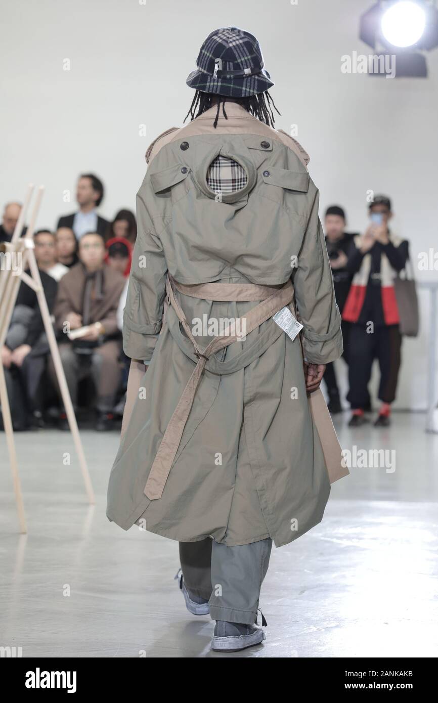 Paris, France. 17 Jan, 2020. Un modèle tient à la passerelle pendant l'exposé de Maison Yasuhiro Mihara dans le cadre de la collection Automne-Hiver 2020-2021 collections de mode à Paris le vendredi 17 janvier 2020. Photo par Eco Clement/UPI UPI : Crédit/Alamy Live News Banque D'Images