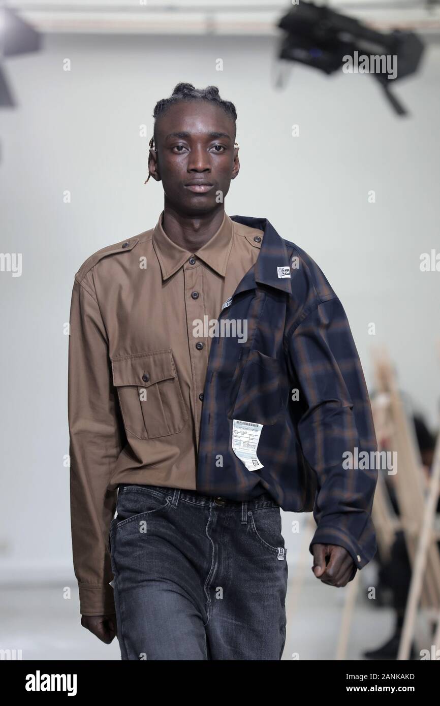 Paris, France. 17 Jan, 2020. Un modèle tient à la passerelle pendant l'exposé de Maison Yasuhiro Mihara dans le cadre de la collection Automne-Hiver 2020-2021 collections de mode à Paris le vendredi 17 janvier 2020. Photo par Eco Clement/UPI UPI : Crédit/Alamy Live News Banque D'Images