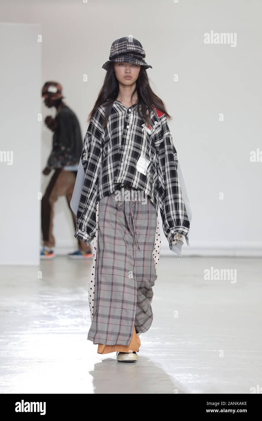 Paris, France. 17 Jan, 2020. Un modèle tient à la passerelle pendant l'exposé de Maison Yasuhiro Mihara dans le cadre de la collection Automne-Hiver 2020-2021 collections de mode à Paris le vendredi 17 janvier 2020. Photo par Eco Clement/UPI UPI : Crédit/Alamy Live News Banque D'Images