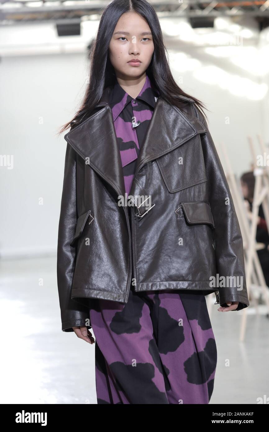 Paris, France. 17 Jan, 2020. Un modèle tient à la passerelle pendant l'exposé de Maison Yasuhiro Mihara dans le cadre de la collection Automne-Hiver 2020-2021 collections de mode à Paris le vendredi 17 janvier 2020. Photo par Eco Clement/UPI UPI : Crédit/Alamy Live News Banque D'Images