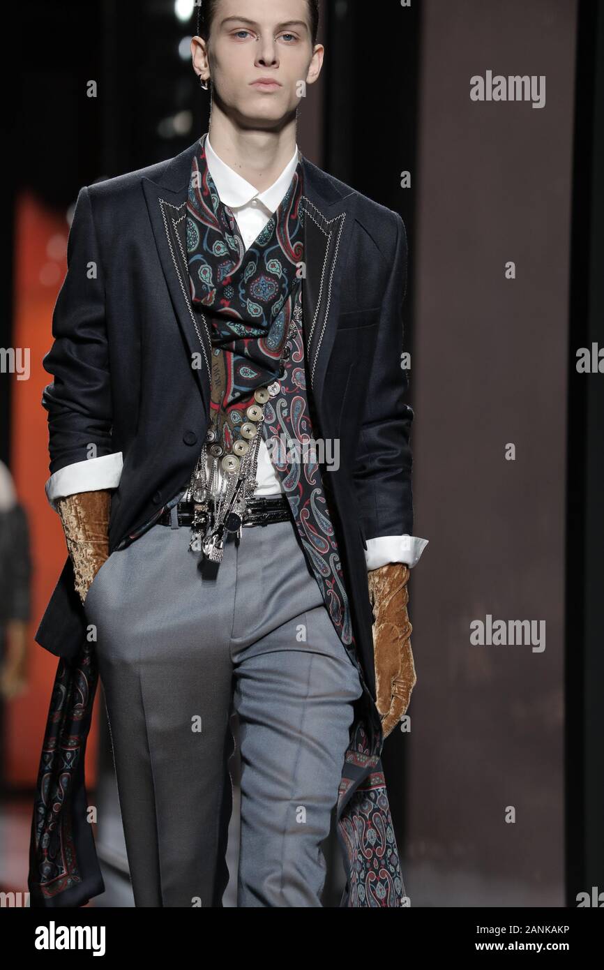 Paris, France. 17 Jan, 2020. Un modèle tient à la passerelle pendant l'exposé de Dior Homme dans le cadre de la collection Automne-Hiver 2020-2021 collections de mode à Paris le vendredi 17 janvier 2020. Photo par Eco Clement/UPI UPI : Crédit/Alamy Live News Banque D'Images