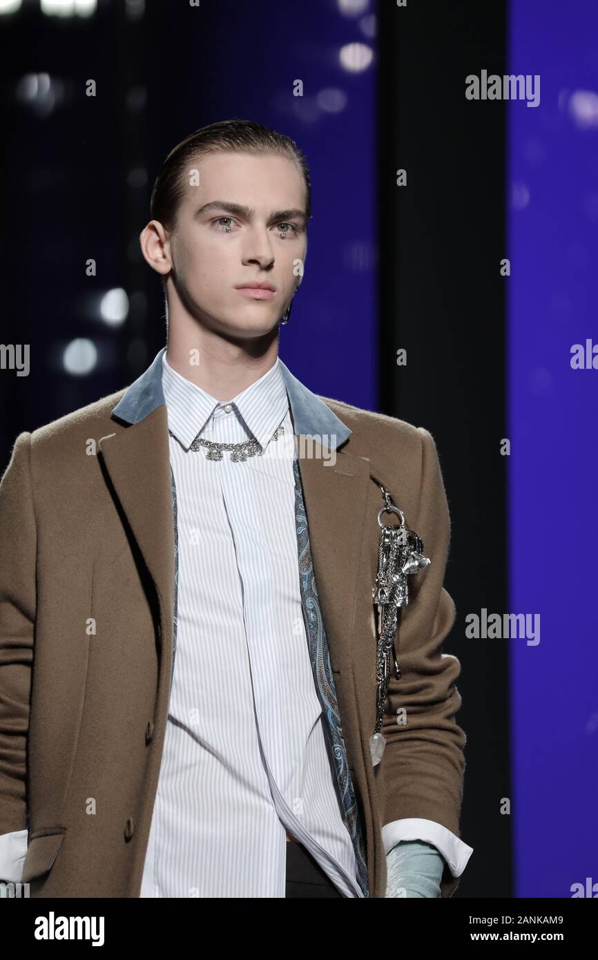 Paris, France. 17 Jan, 2020. Un modèle tient à la passerelle pendant l'exposé de Dior Homme dans le cadre de la collection Automne-Hiver 2020-2021 collections de mode à Paris le vendredi 17 janvier 2020. Photo par Eco Clement/UPI UPI : Crédit/Alamy Live News Banque D'Images