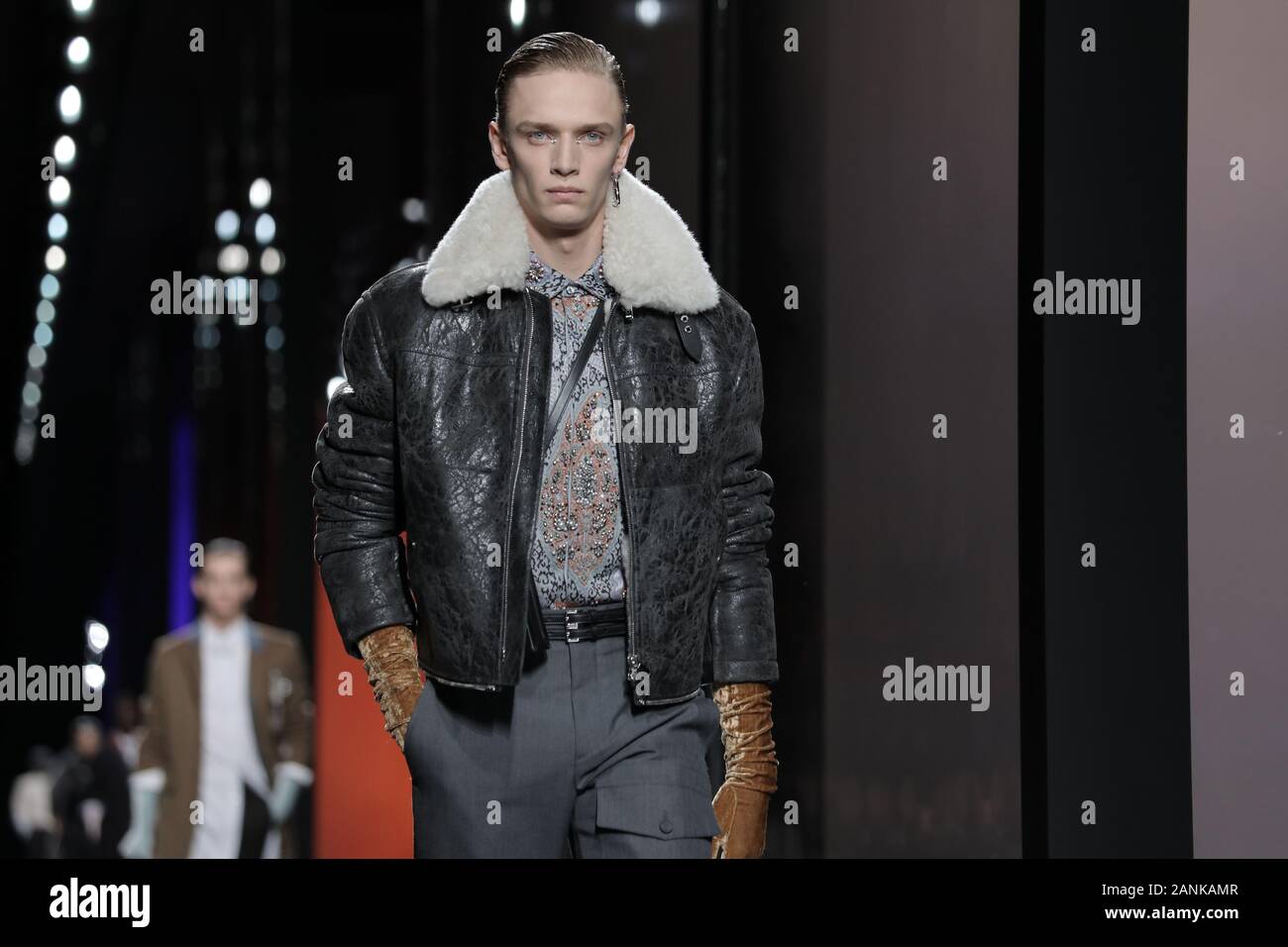 Paris, France. 17 Jan, 2020. Un modèle tient à la passerelle pendant l'exposé de Dior Homme dans le cadre de la collection Automne-Hiver 2020-2021 collections de mode à Paris le vendredi 17 janvier 2020. Photo par Eco Clement/UPI UPI : Crédit/Alamy Live News Banque D'Images