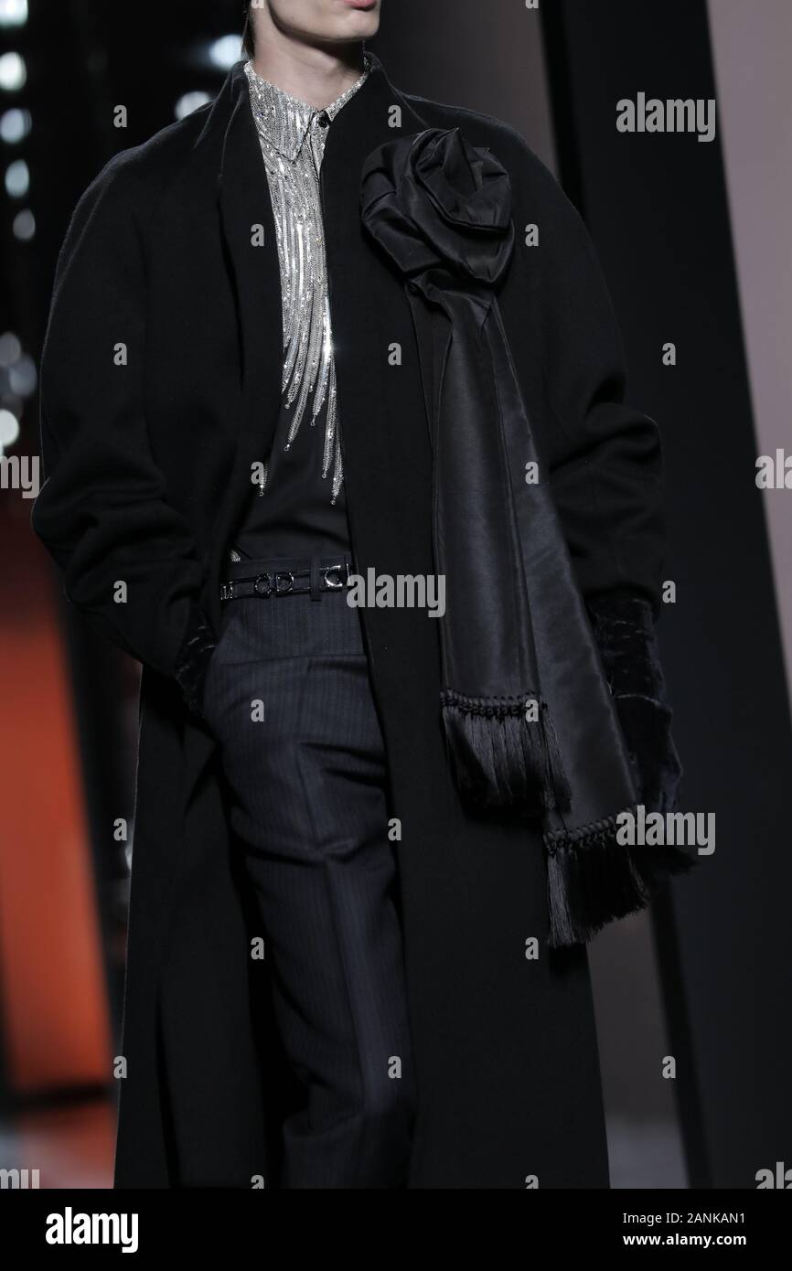 Paris, France. 17 Jan, 2020. Un modèle tient à la passerelle pendant l'exposé de Dior Homme dans le cadre de la collection Automne-Hiver 2020-2021 collections de mode à Paris le vendredi 17 janvier 2020. Photo par Eco Clement/UPI UPI : Crédit/Alamy Live News Banque D'Images
