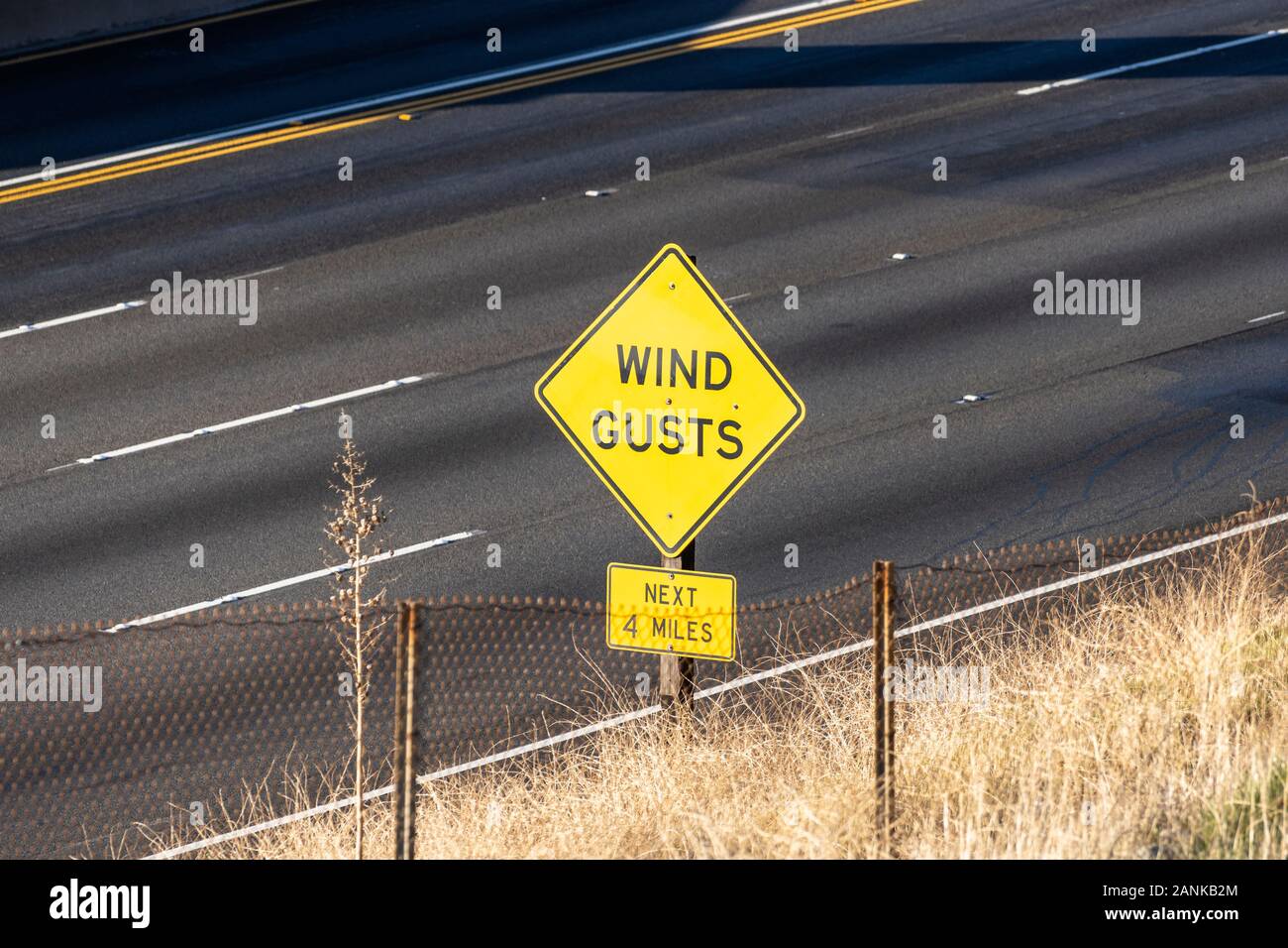 Des rafales de vent panneau d'avertissement sur l'autoroute 118 par le col de Santa Susana, près de Los Angeles en Californie du Sud. Banque D'Images