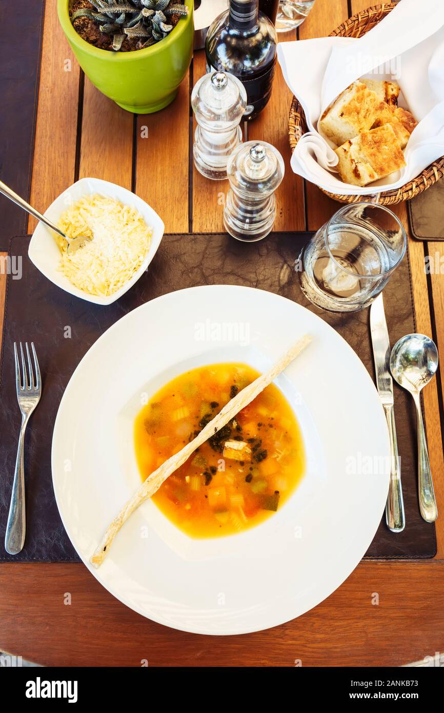 Minestrone à la table. Restaurant italien à l'extérieur Terrasse. Concept de l'été repas authentique. La verticale Banque D'Images
