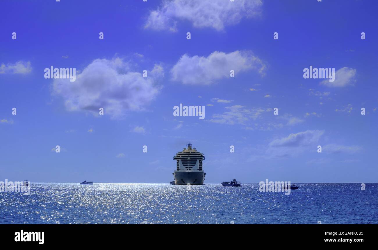 Grand Cayman, îles Caïmans, Jan 2019, le MSC croisière bord navire amarré par George Town coast Banque D'Images