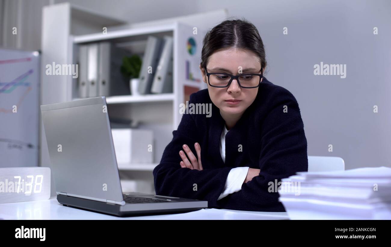 Femme en colère en tailleur à la pile de documents à, submergé de travail Banque D'Images