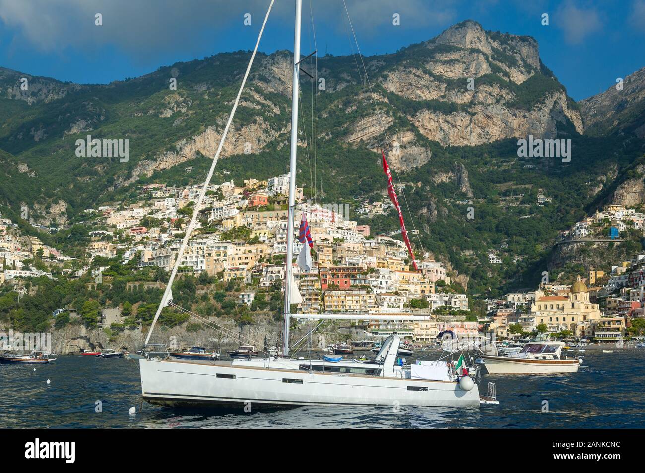 Yacht à voile à l'ancre dans la baie de Positano. Amalfo coast, Italie. Banque D'Images