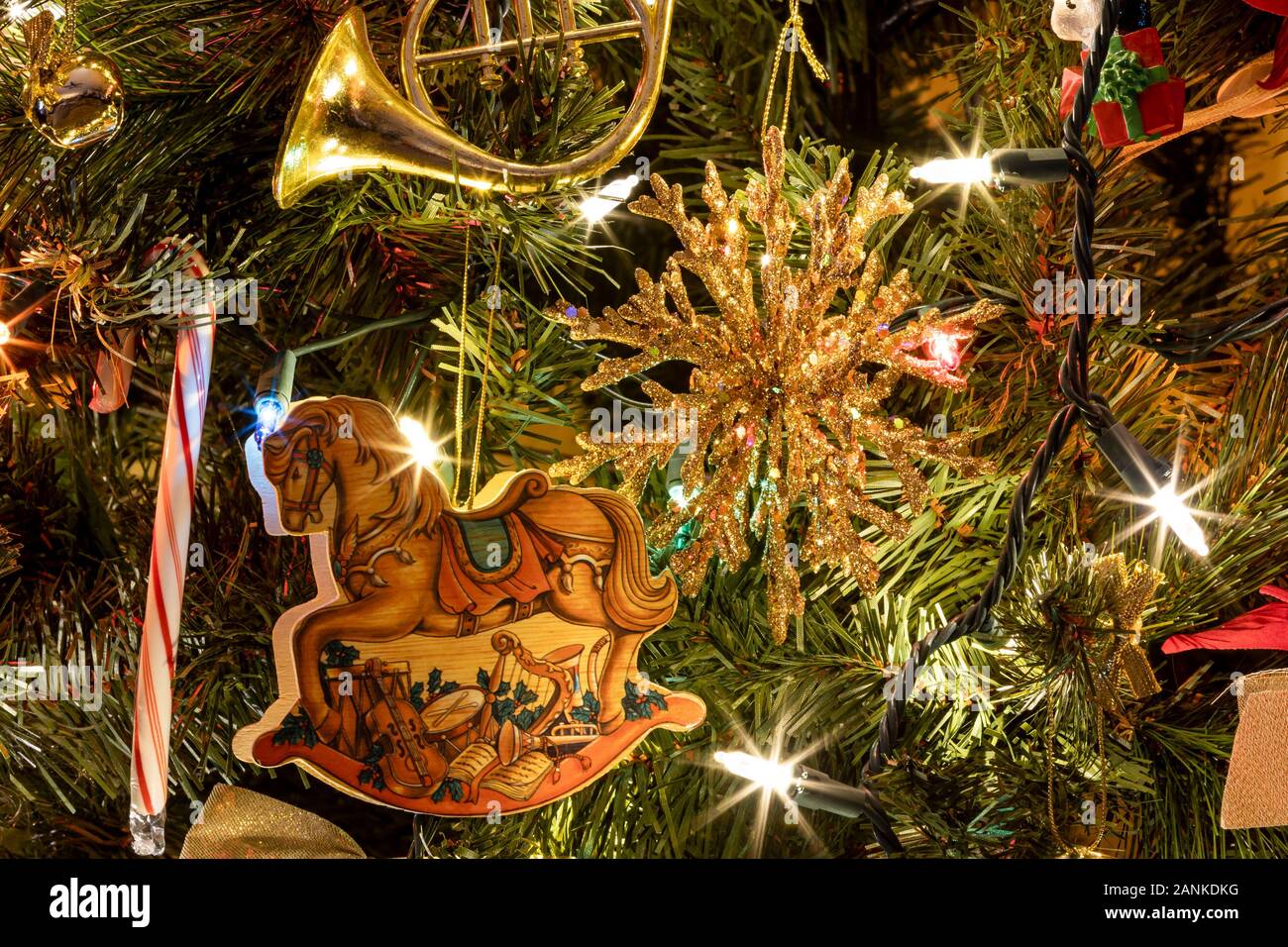 Arbre de Noël avec des ornements et des lumières Banque D'Images