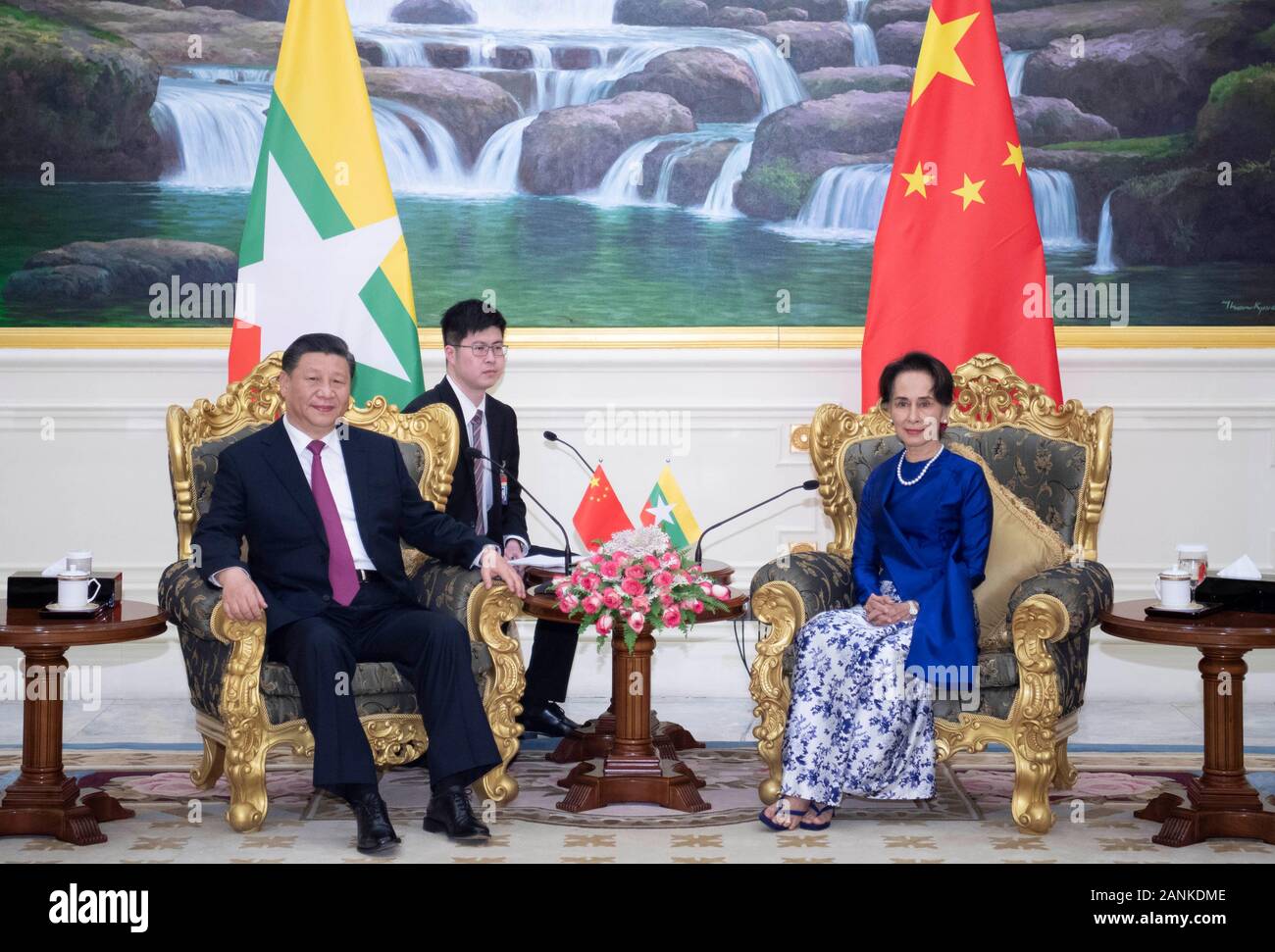 Nay Pyi Taw, le Myanmar. 17 Jan, 2020. Le président chinois Xi Jinping rencontre le conseiller d'État du Myanmar Aung San Suu Kyi, après avoir assisté à une grande cérémonie d'accueil organisée par le président du Myanmar U Win Myint au palais présidentiel à Nay Pyi Taw, le Myanmar, le 17 janvier 2020. Aung San Suu Kyi est entrée au palais présidentiel à prolonger son chaleureuses salutations à Xi. Credit : Xie Huanchi/Xinhua/Alamy Live News Banque D'Images