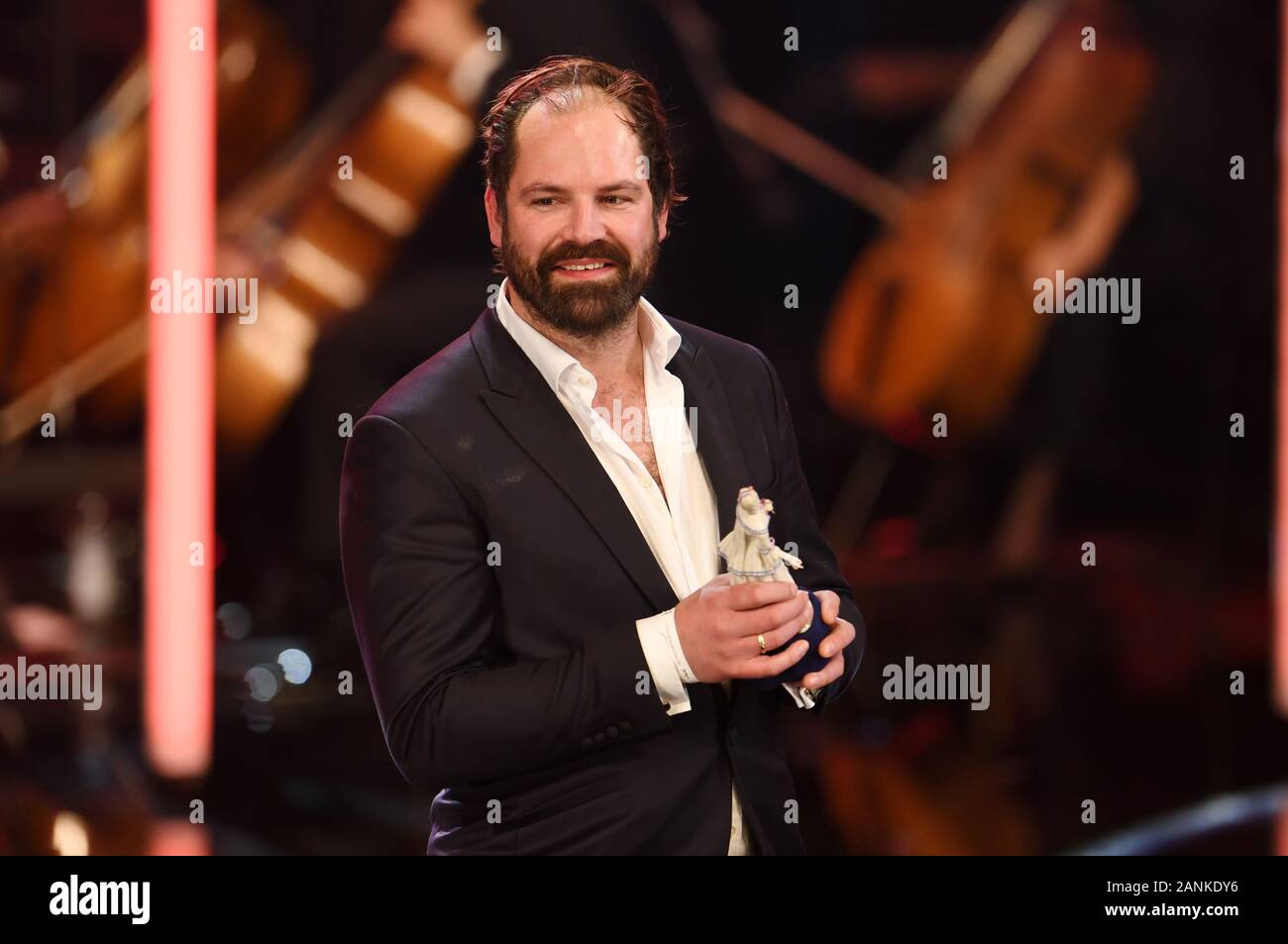 Munich, Allemagne. 17 Jan, 2020. Frank Lamm, cameraman, reçoit son prix sous la forme de la 'Pierrot' à la présentation de l'Prix du Cinéma bavarois dans le Prinzregententheater. Lamm a reçu le prix pour la meilleure photo design pour le film ''eutschstunde''. Credit : Tobias Hase/dpa/Alamy Live News Banque D'Images
