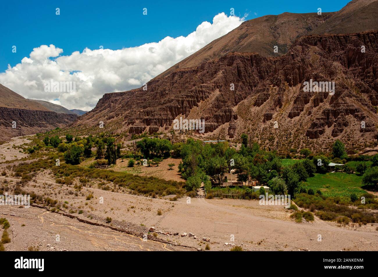 Sur la vallée de la région de la Quebrada de Purmamarca vu de la Ruta 9, Argentine Banque D'Images