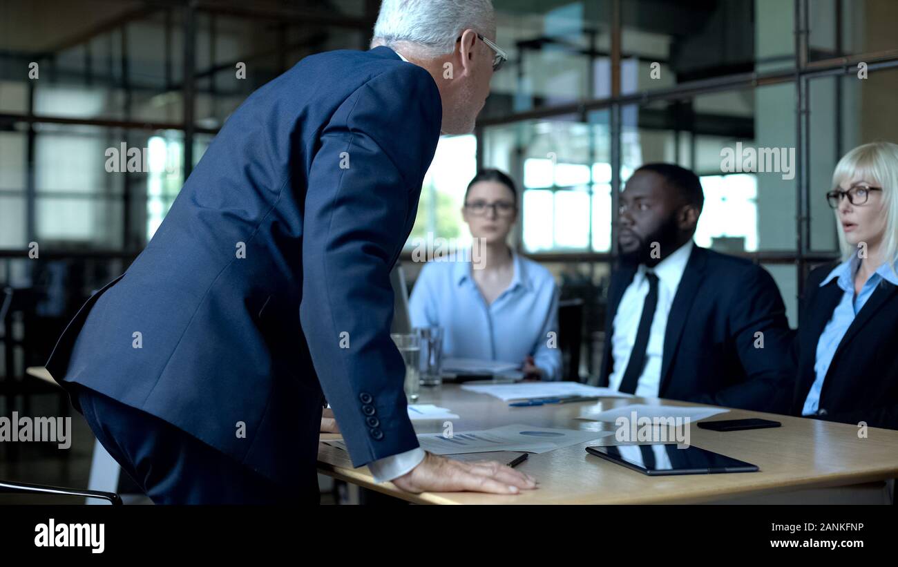 Furious boss en colère contre les employés de l'entreprise, travail stressant, manque d'éthique des affaires Banque D'Images