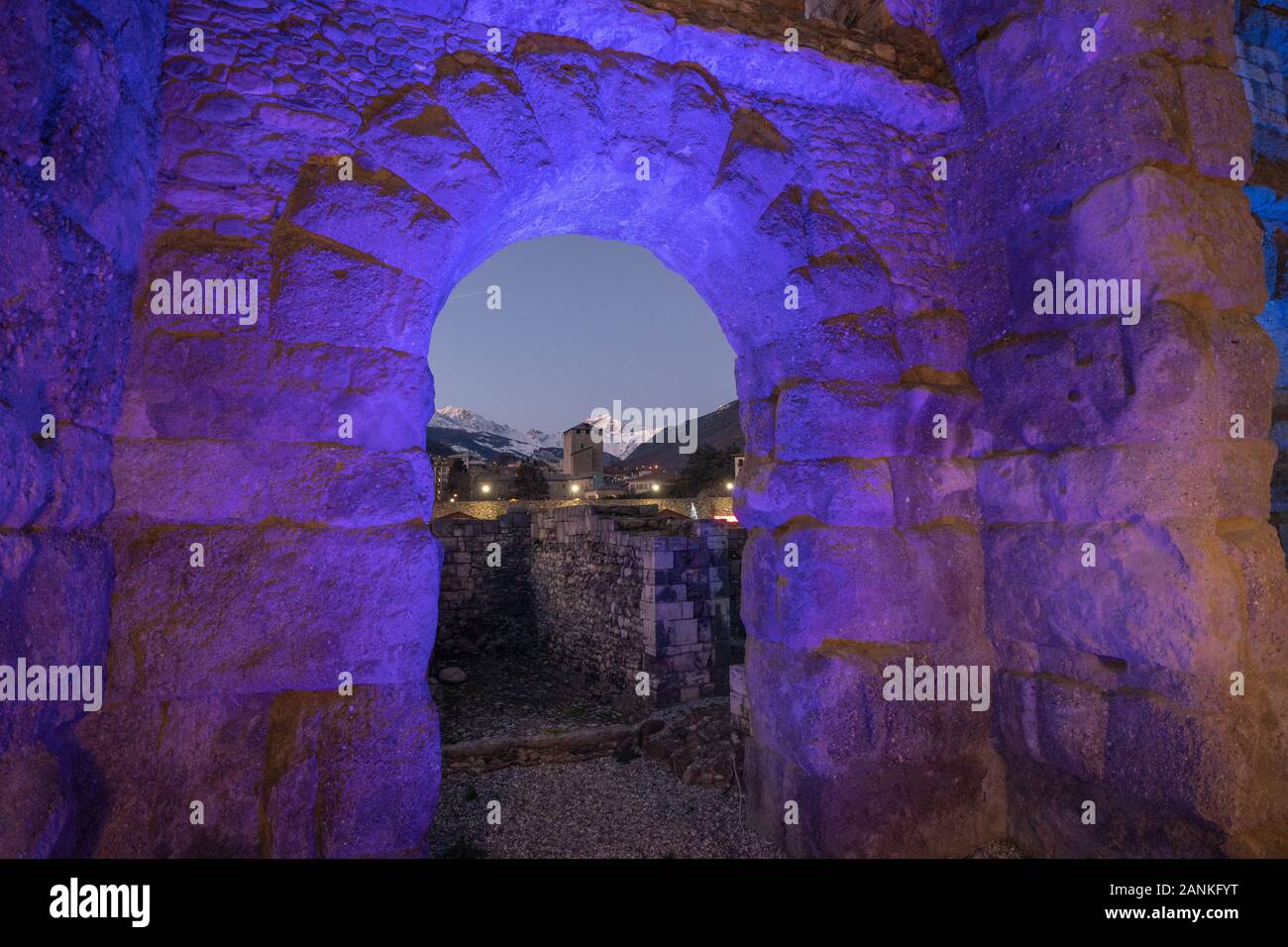 Les ruines du théâtre romain d'Aoste ont été illuminées la nuit pendant les marchés de Noël. Vallée D'Aoste, Italie Banque D'Images