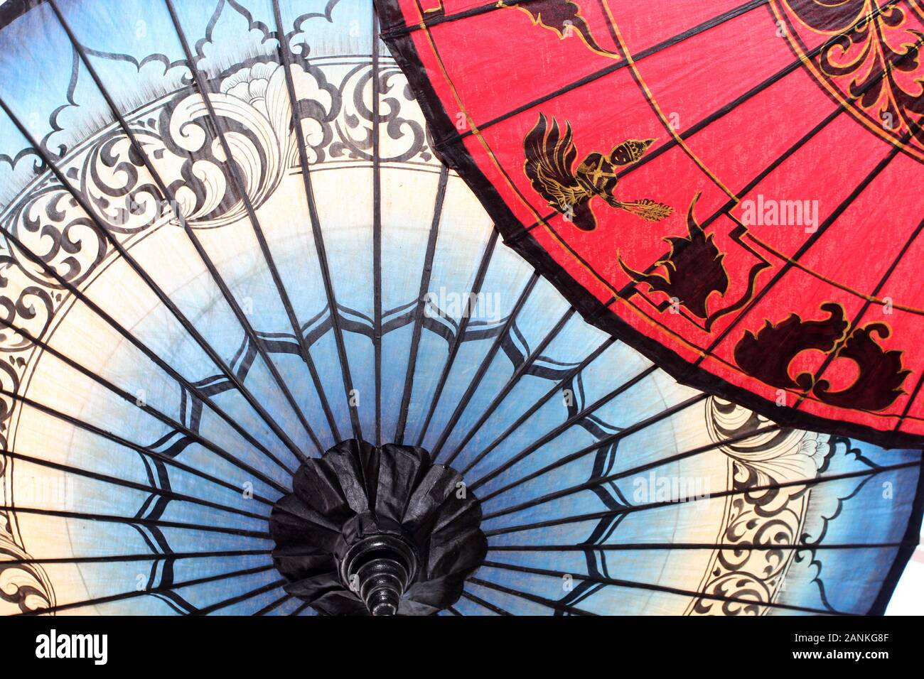 Gros plan d'une rouge, noir et or Parapluie japonais bleu et noir chevauchant un parapluie japonais, wagasa Banque D'Images