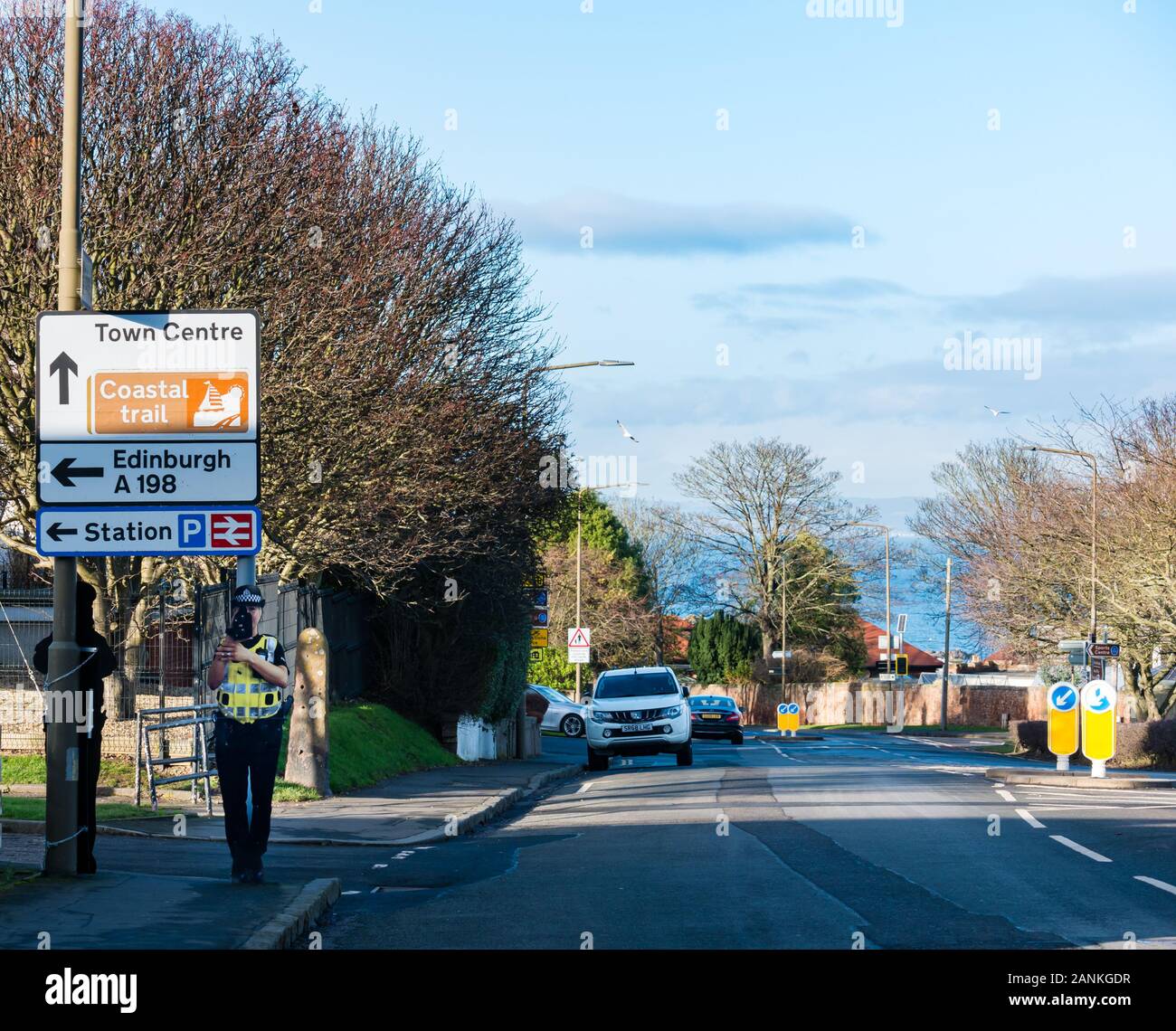 Découpe de carton de trafic policewoman with speed camera, au bord de North Berwick, East Lothian, Scotland, UK Banque D'Images