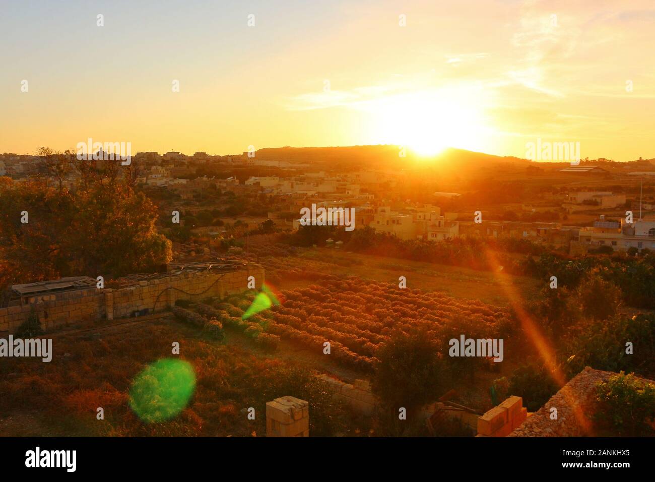 Magnifique ambiance de coucher de soleil à l'intérieur de l'île Gozo à Malte. Photo prise de Vue sur le Pays Chambres d'hôtes à Victoria. Banque D'Images