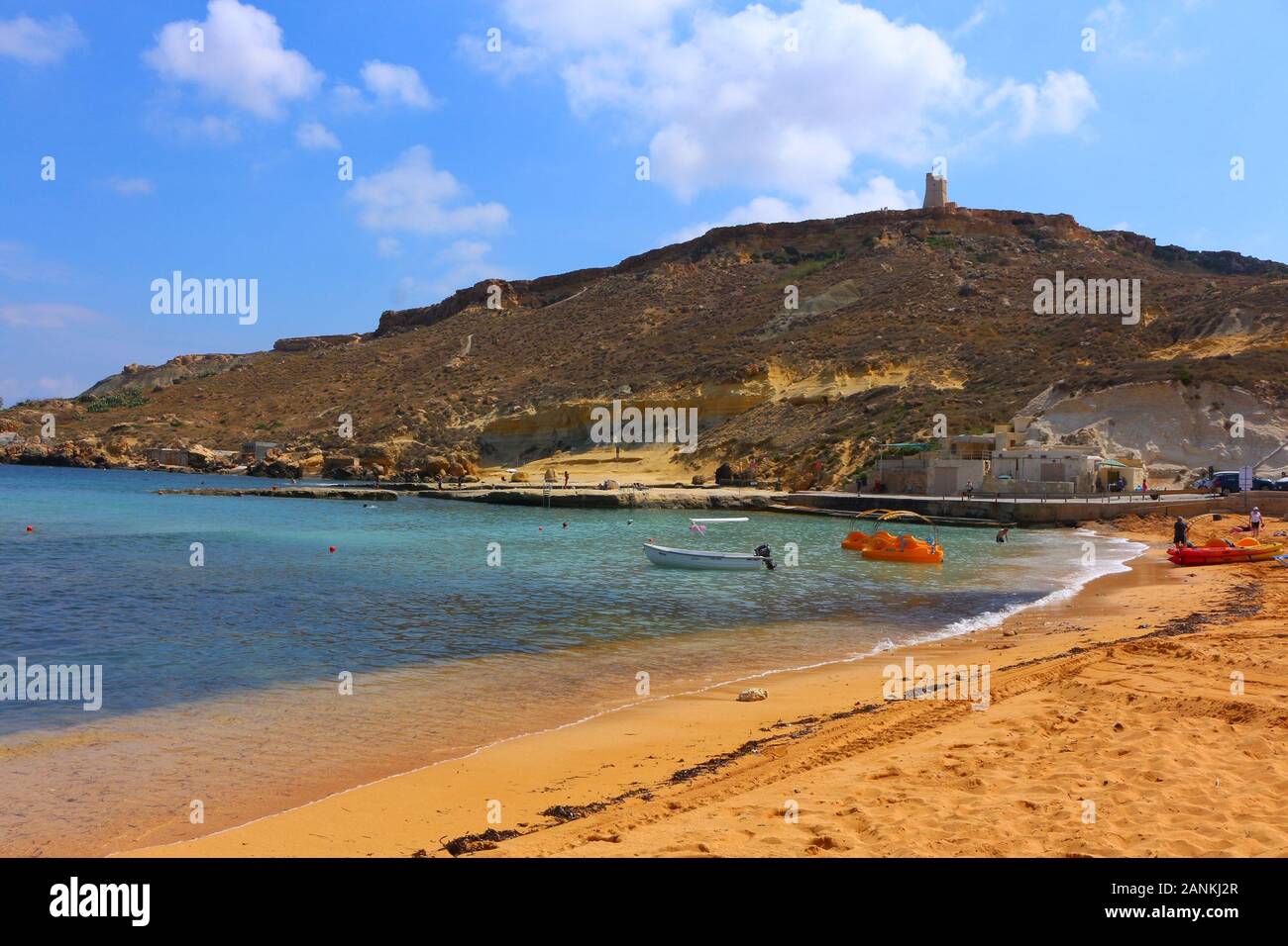 Belle plage de la baie de ?nejna à Malte avec des visiteurs appréciant la plage une journée ensoleillée. Banque D'Images