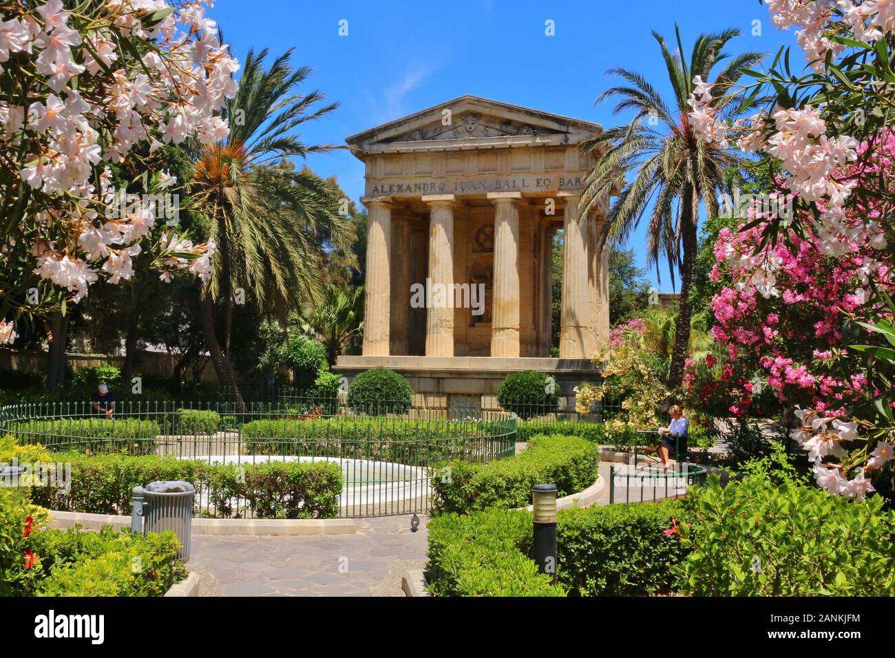 Beaux jardins du Bas-Barrakka à la Valette, la capitale de Malte. Avec des gens assis sur les bancs profiter d'une journée ensoleillée. Banque D'Images