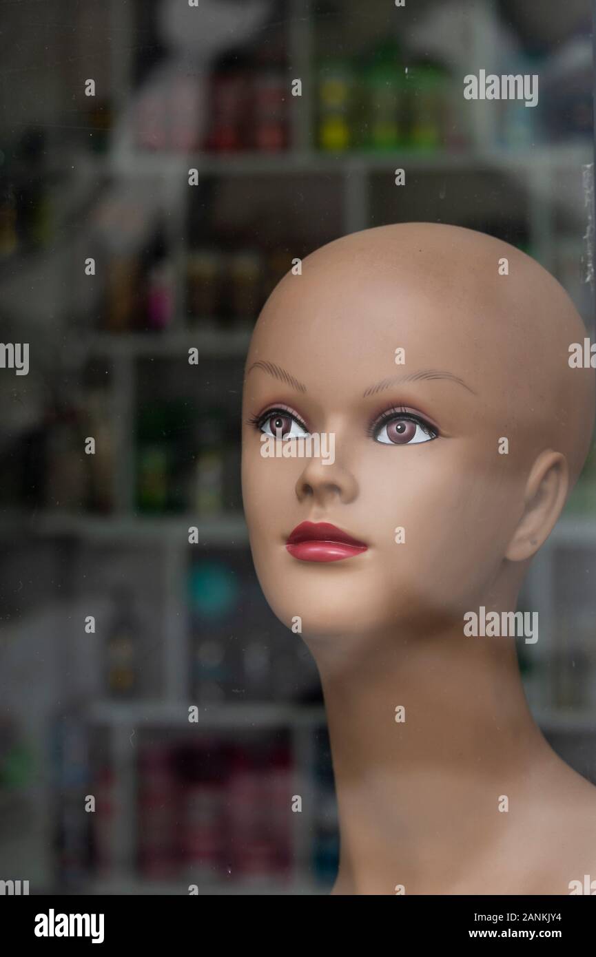 Tête à tête female mannequin dans un ancien magasin de vêtements à Portimao, Portugal. Banque D'Images