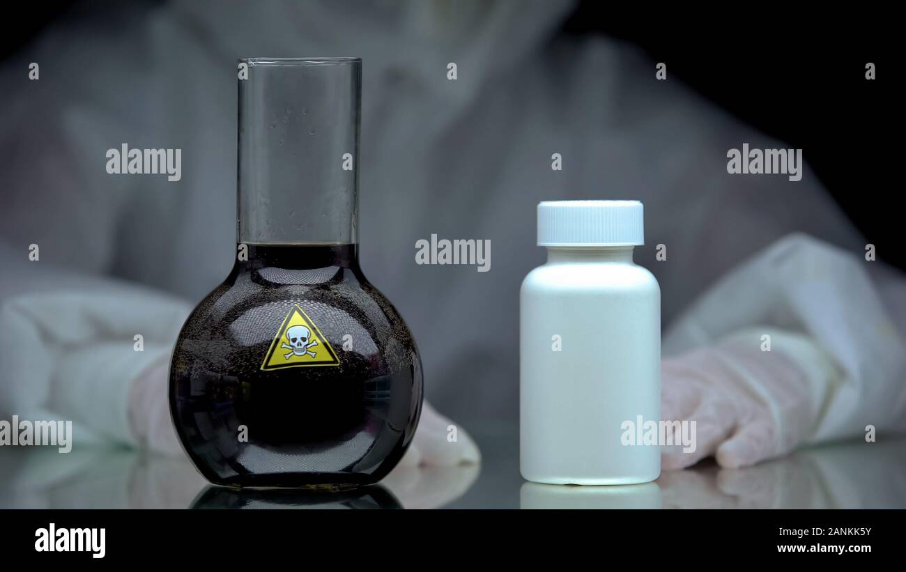 Liquide toxique et antidote jar comprimés debout sur table, expérience scientifique Banque D'Images