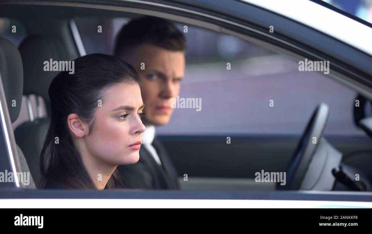 Malheureux mari et femme assis en voiture après lutte, risque de divorce, querelle Banque D'Images