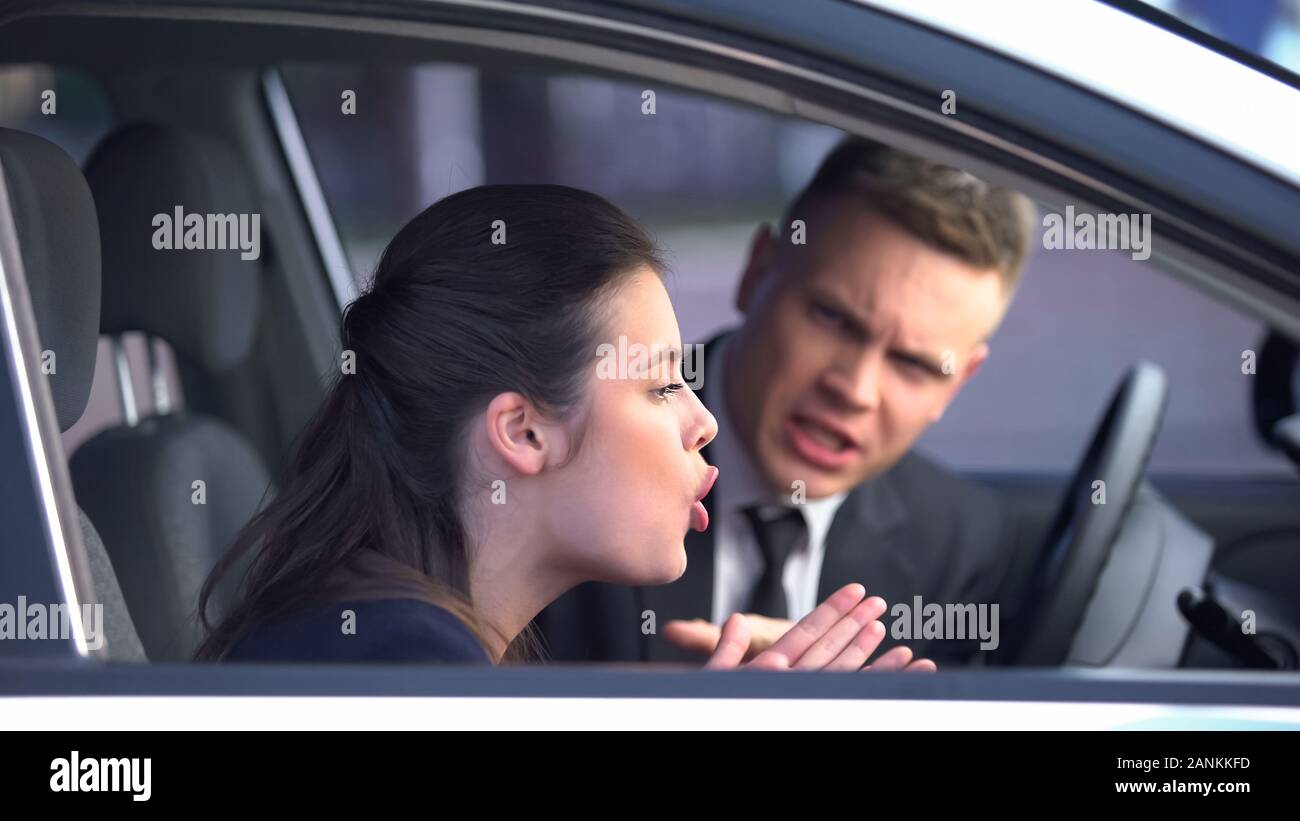 Jeune couple arguing désespérément à la voiture, risque de divorce, l'incompréhension Banque D'Images