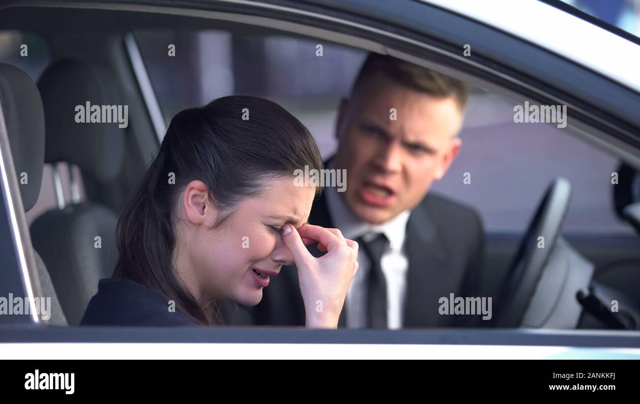 Femme malheureuse pleurer après accord avec l'ami en voiture, crise relation Banque D'Images