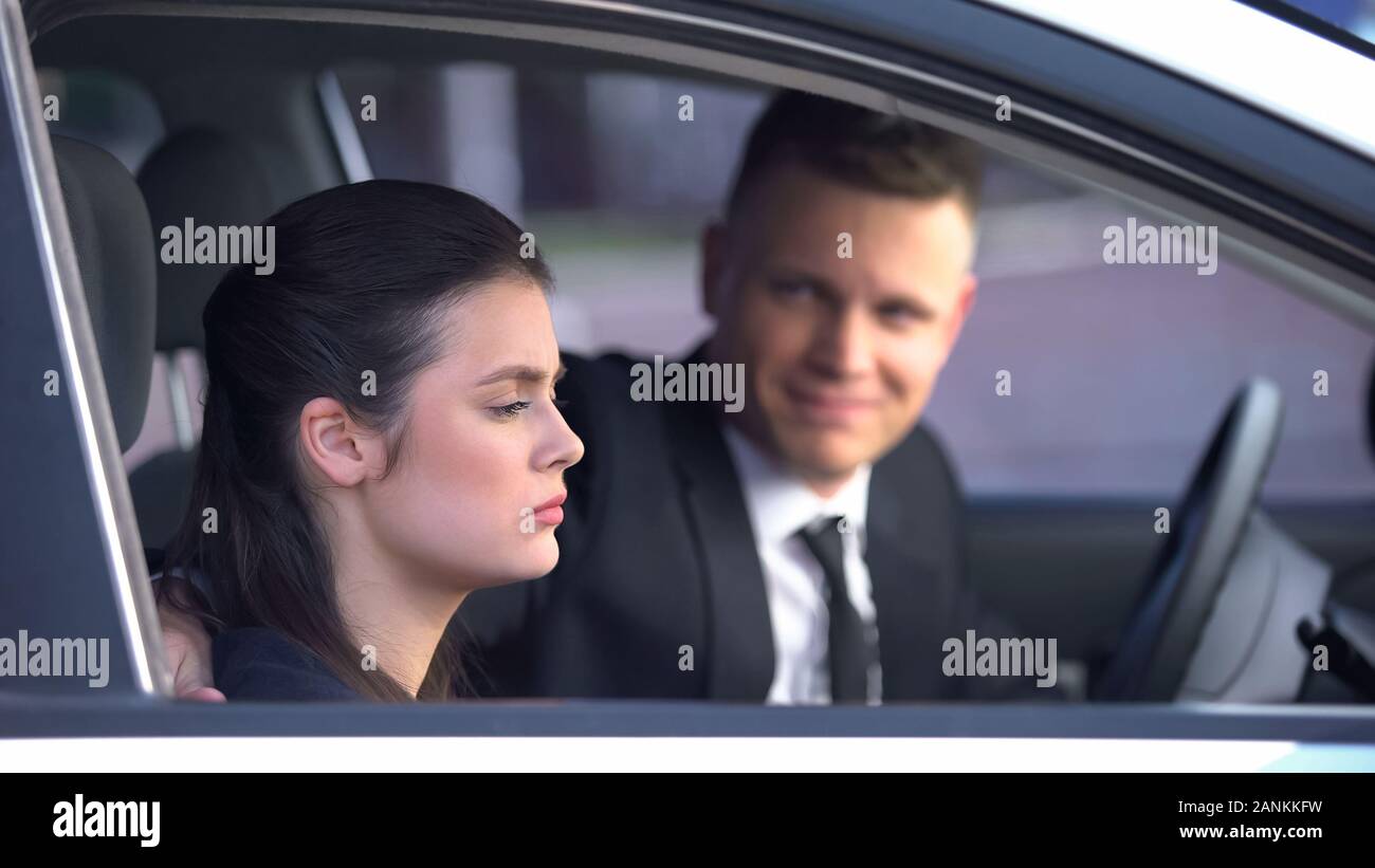 Malheureuse femme et mari assis dans la voiture après querelle, risque de divorce, les conflits Banque D'Images