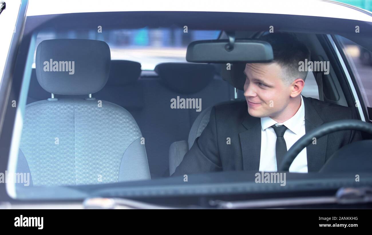 Friendly conducteur passager en attente dans le véhicule, un service de taxi, covoiturage Banque D'Images